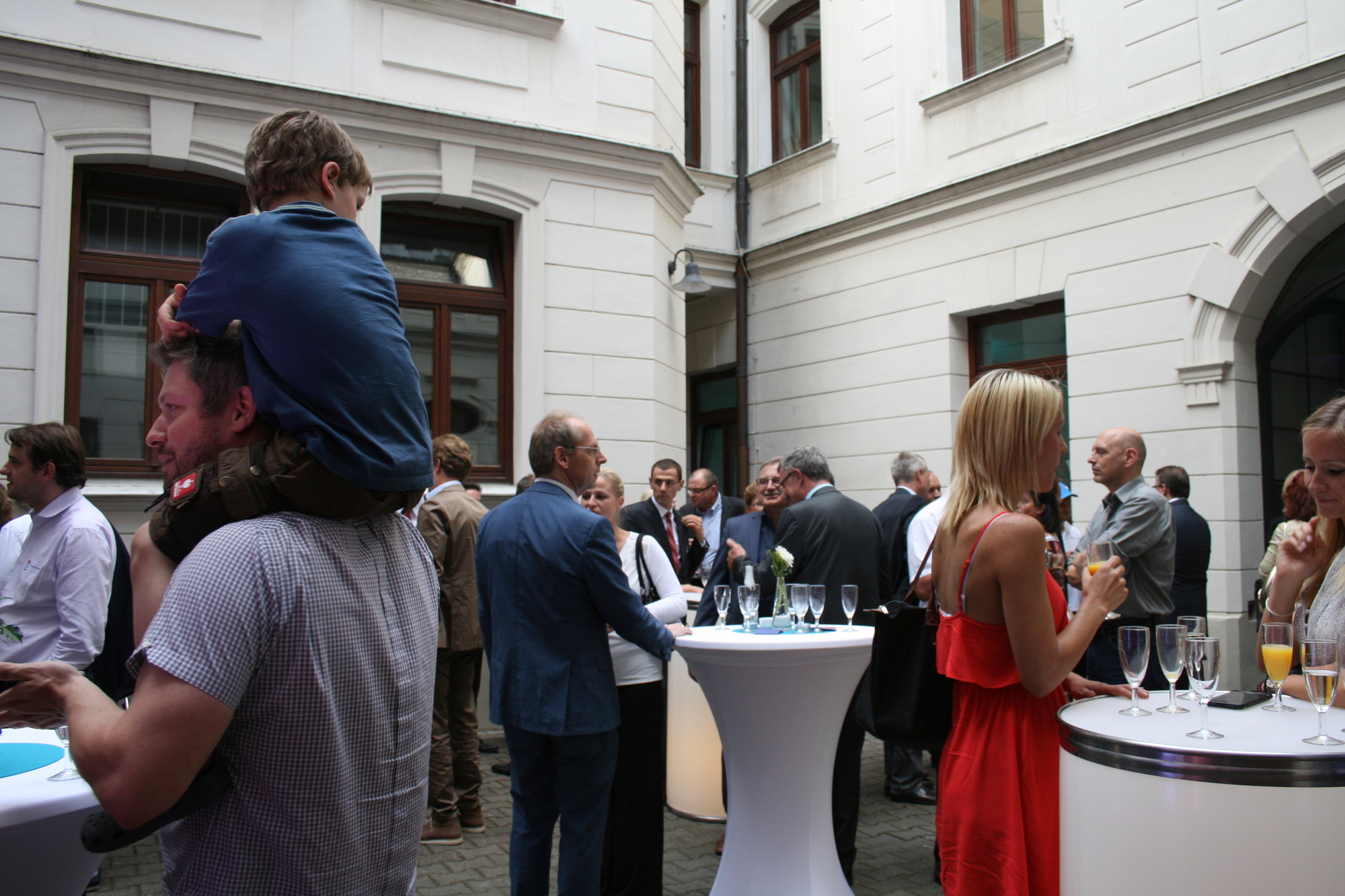250 Gäste feiern beim A³ Sommerfest im Martini-Palais. Foto: B4B SCHWABEN