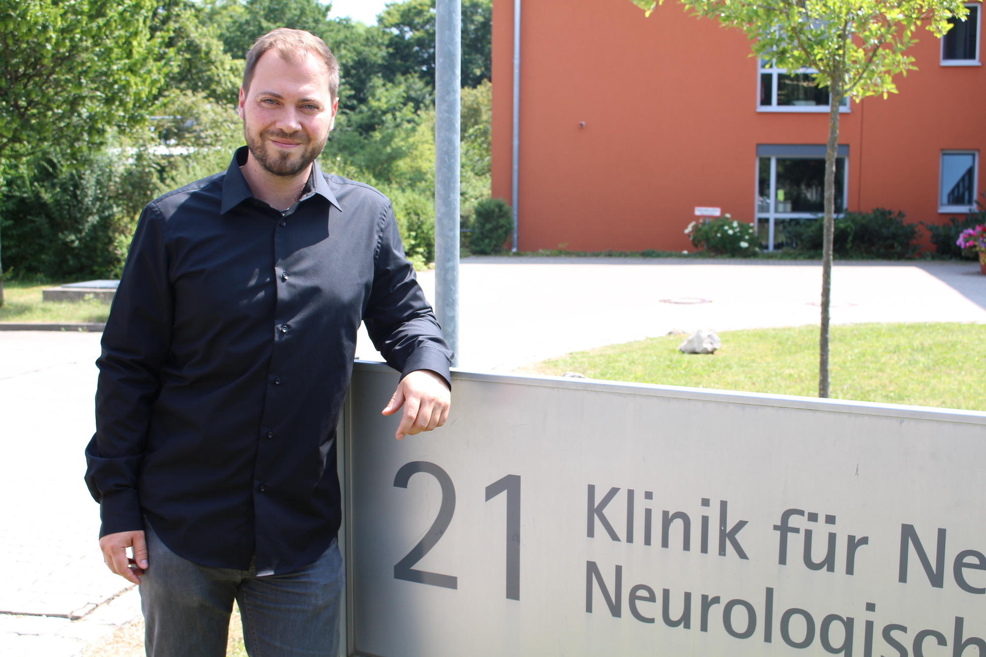 Timo Müller ist neuer Leiter des interdisziplinären Schmerzzentrums am BKH Günzburg. Foto: Bezirkskliniken Schwaben