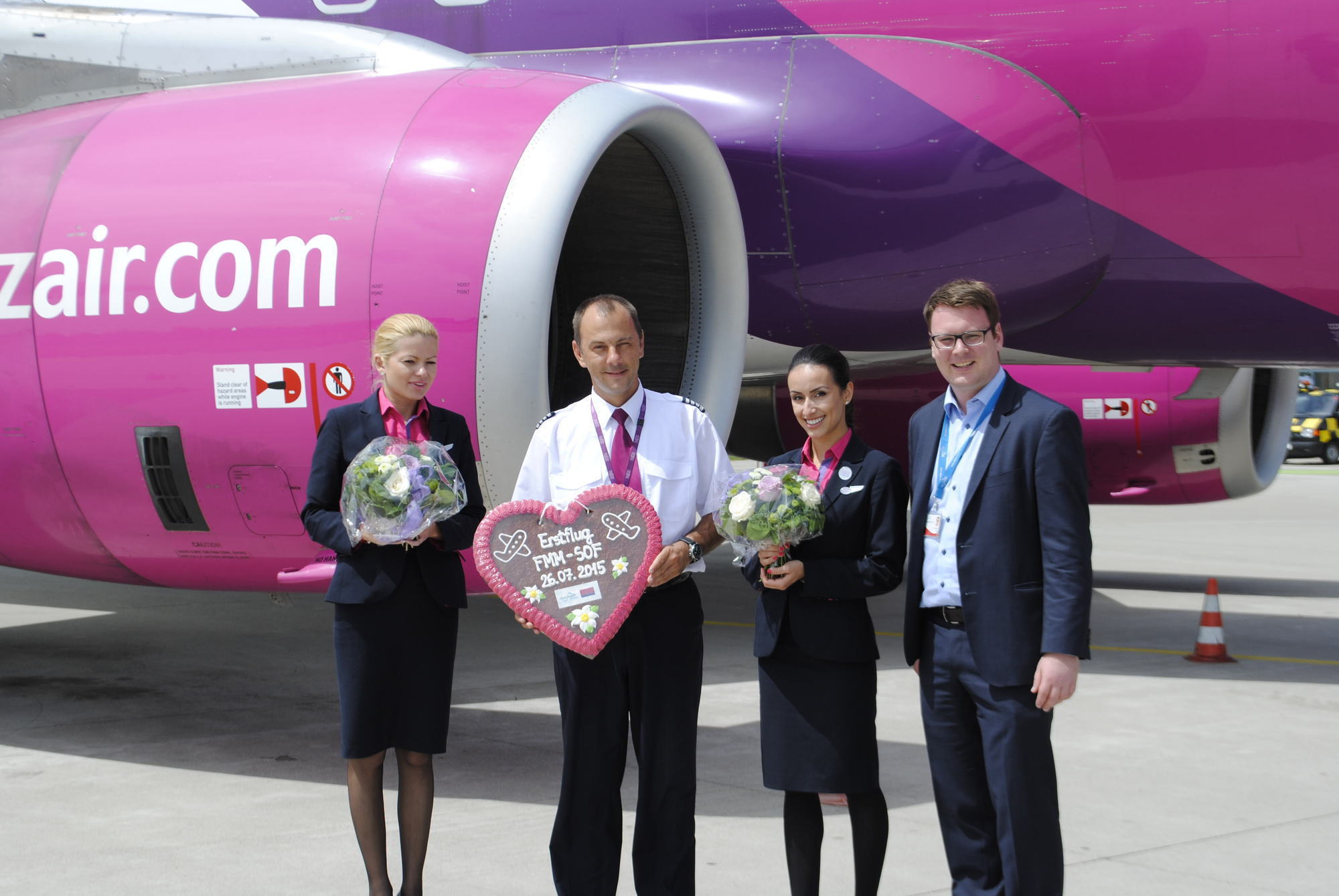 Marcel Schütz (rechts) begrüßt Captain Hristian Djerahov mit Crew. Foto: Allgäu Airport