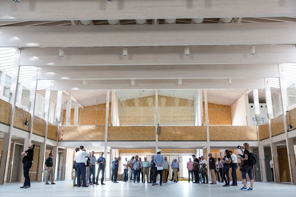 Der Bau des Gymnasiums Diedorf lockte am 10. Juli zahlreiche Interessierte ins Schmuttertal. Foto: Regio A3