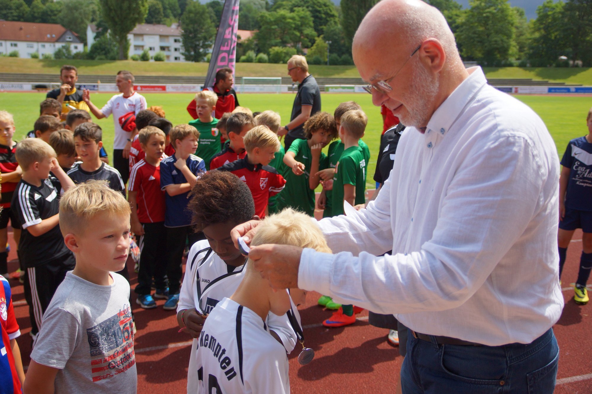Siegerehrung mit Rüdiger Mayer. Foto: möbel mayer