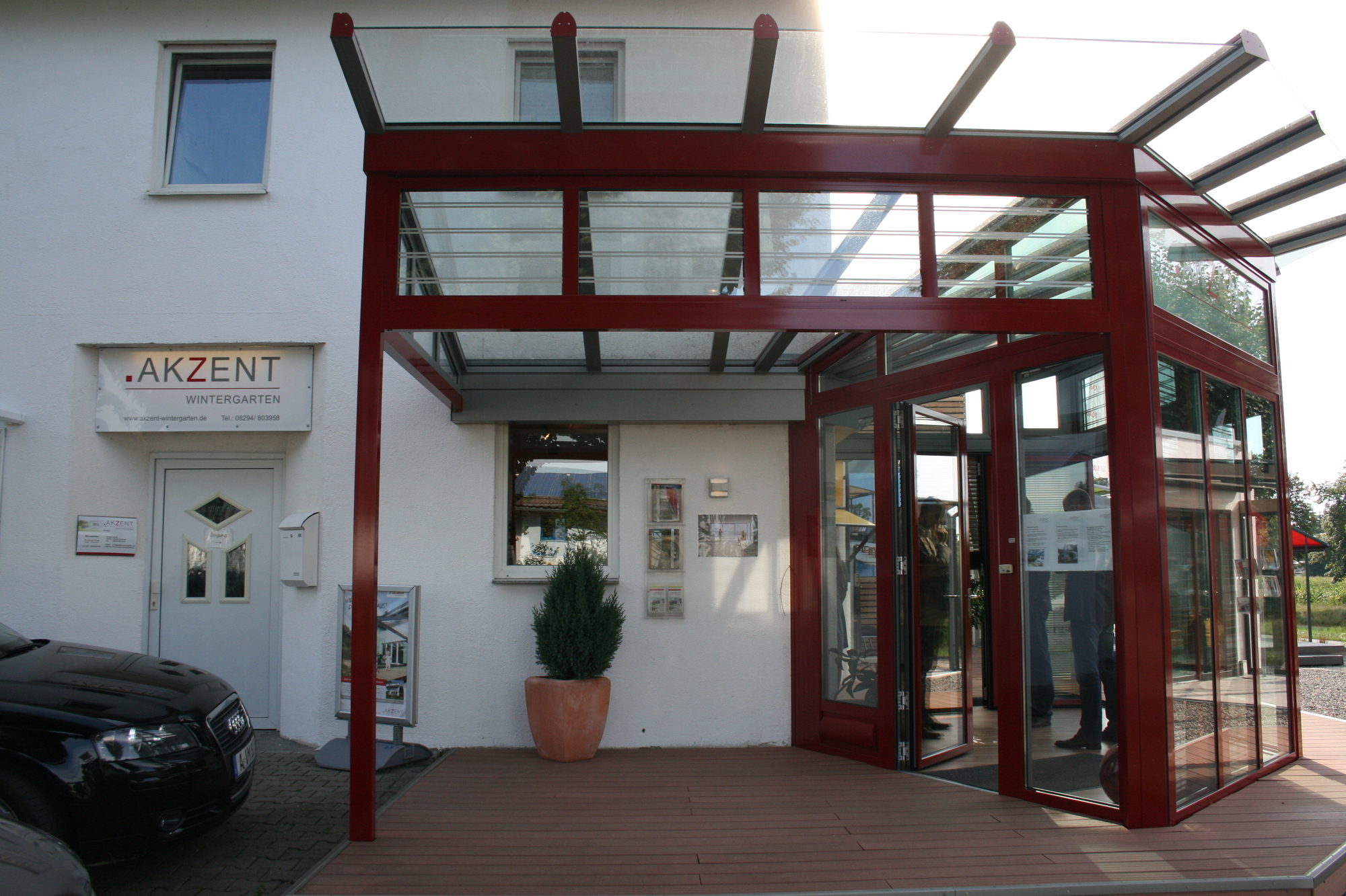 Am 4. August 2015 besuchten Landrat Martin Sailer und Horgaus Bgm. Thomas Hafner AKZENT-Wintergarten. Foto: B4B SCHWABEN