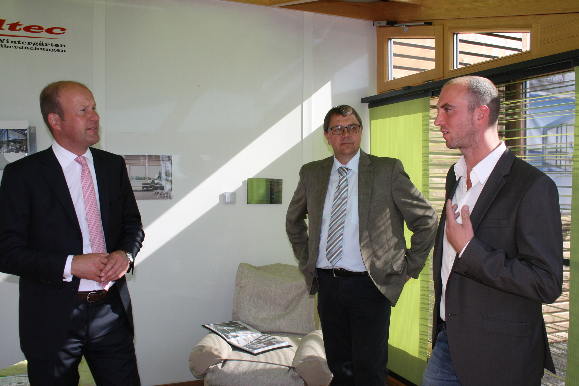 Am 4. August 2015 besuchten Landrat Martin Sailer und Horgaus Bgm. Thomas Hafner AKZENT-Wintergarten. Foto: B4B SCHWABEN