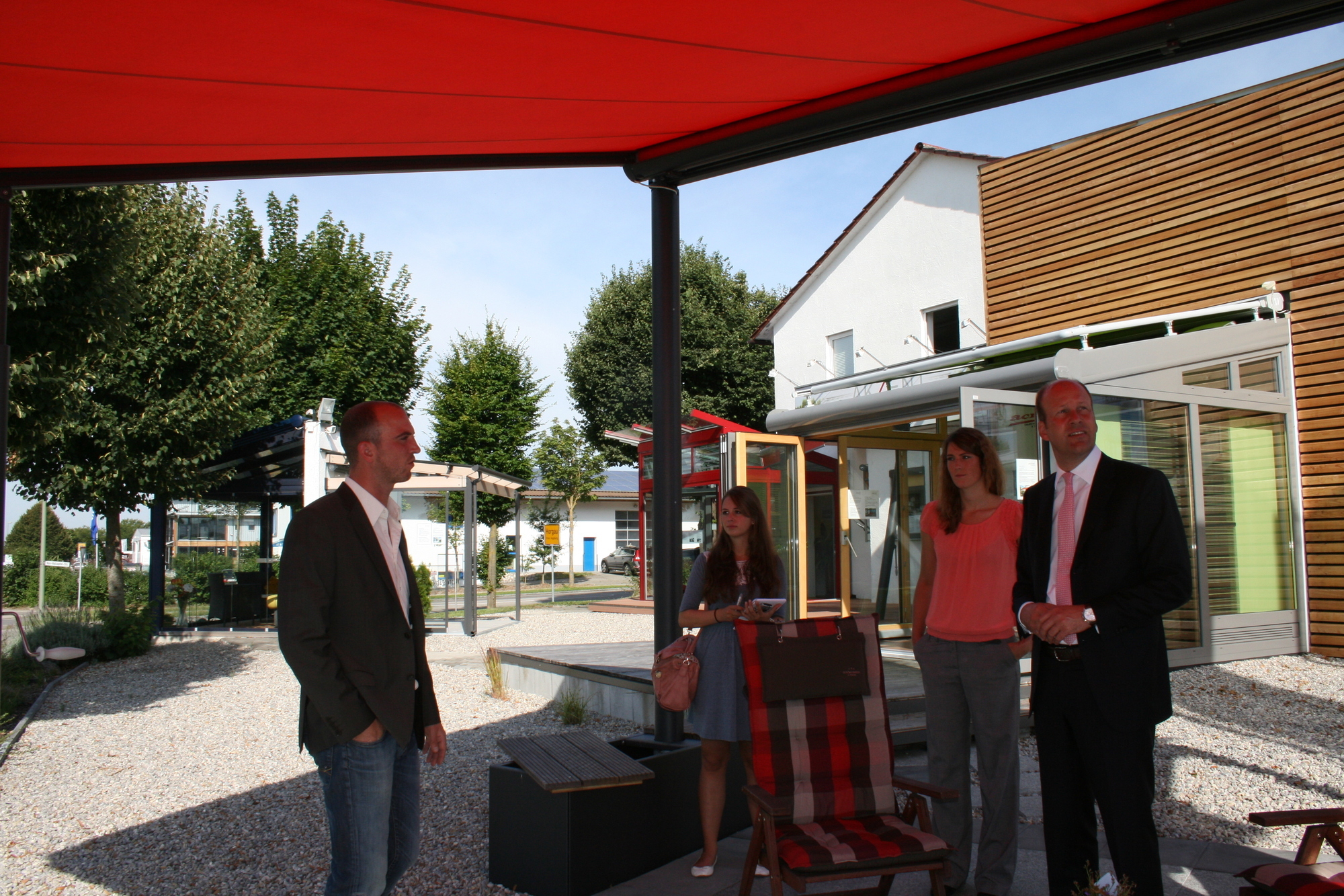 Am 4. August 2015 besuchten Landrat Martin Sailer und Horgaus Bgm. Thomas Hafner AKZENT-Wintergarten. Foto: B4B SCHWABEN
