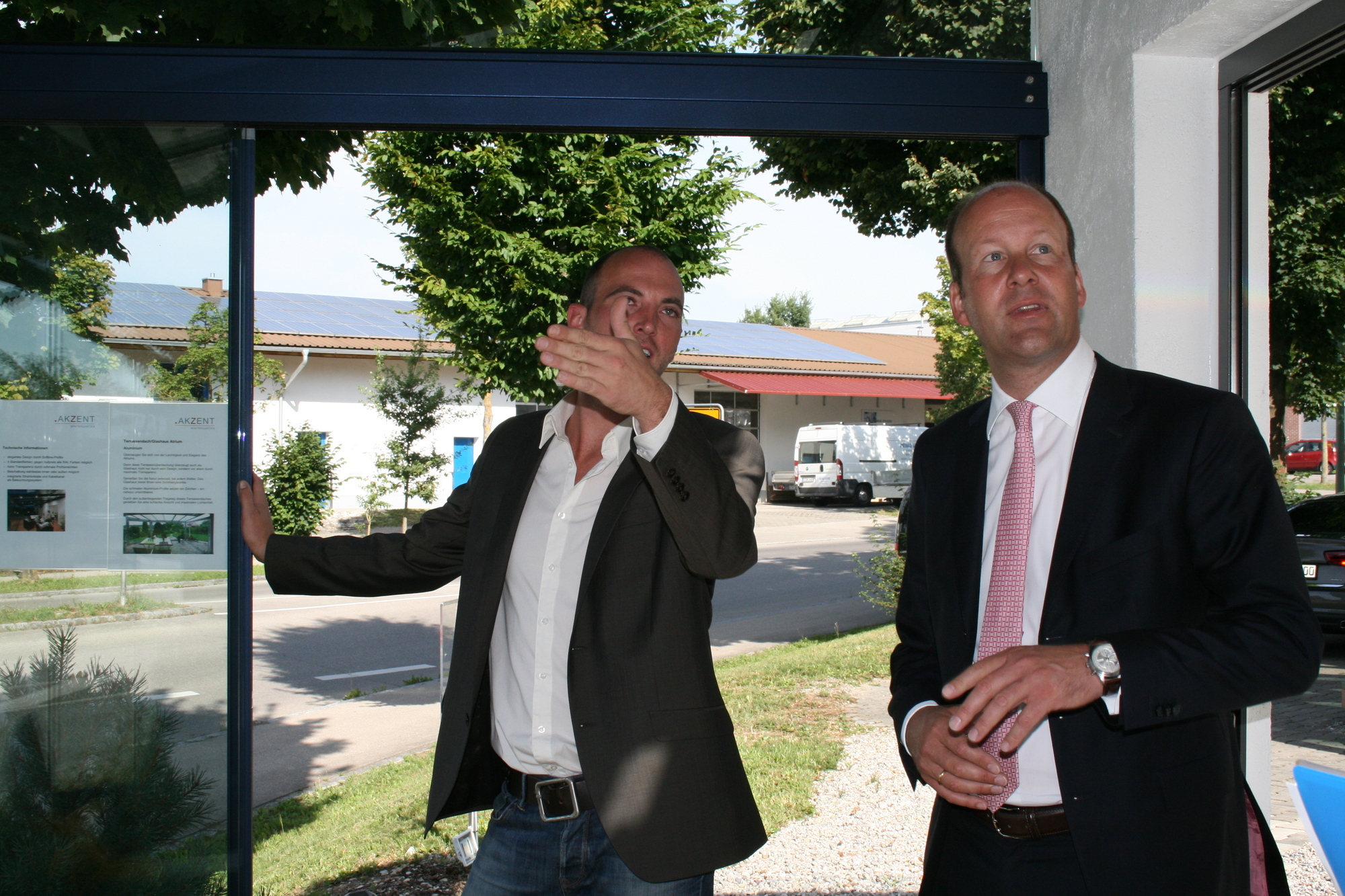 Am 4. August 2015 besuchten Landrat Martin Sailer und Horgaus Bgm. Thomas Hafner AKZENT-Wintergarten. Foto: B4B SCHWABEN