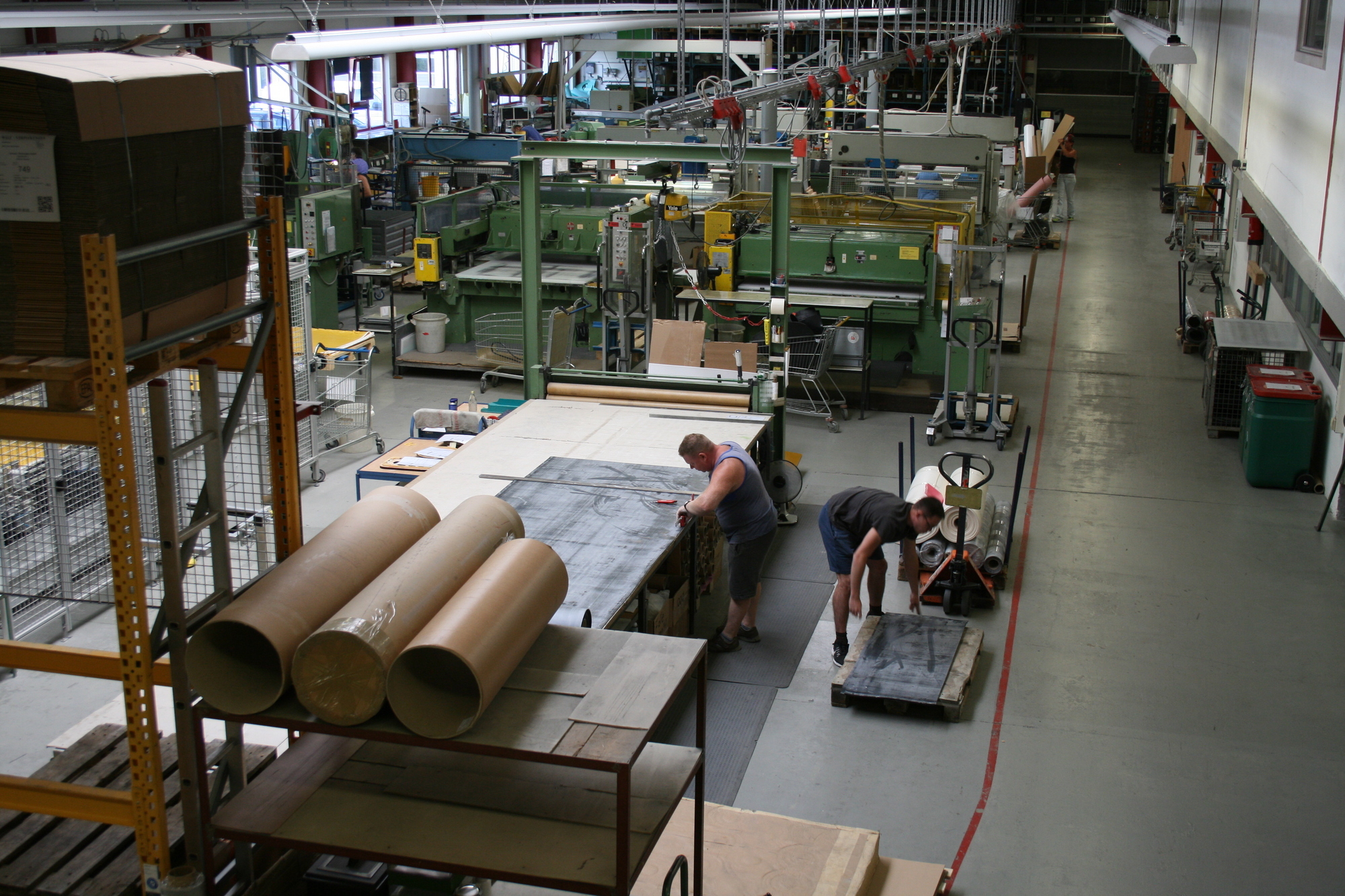 Manfred Koch von Schippl Dichtungen führte Landrat Martin Sailer und Bgm. Peter Bergmeier durch das Werk. Foto: B4B SCHWABEN