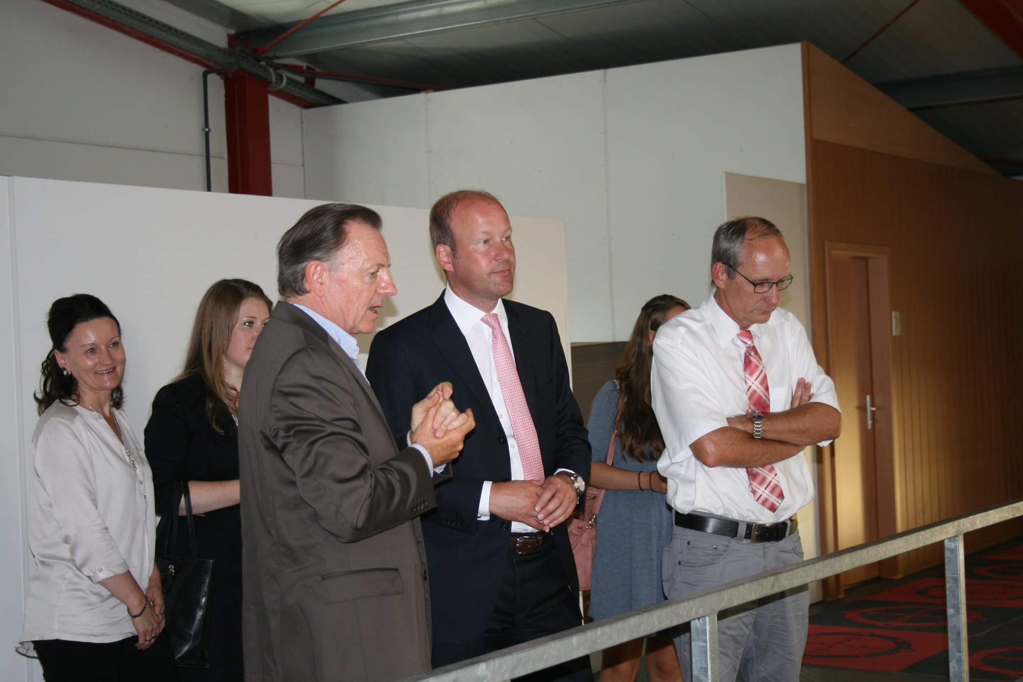 Manfred Koch von Schippl Dichtungen führte Landrat Martin Sailer und Bgm. Peter Bergmeier durch das Werk. Foto: B4B SCHWABEN