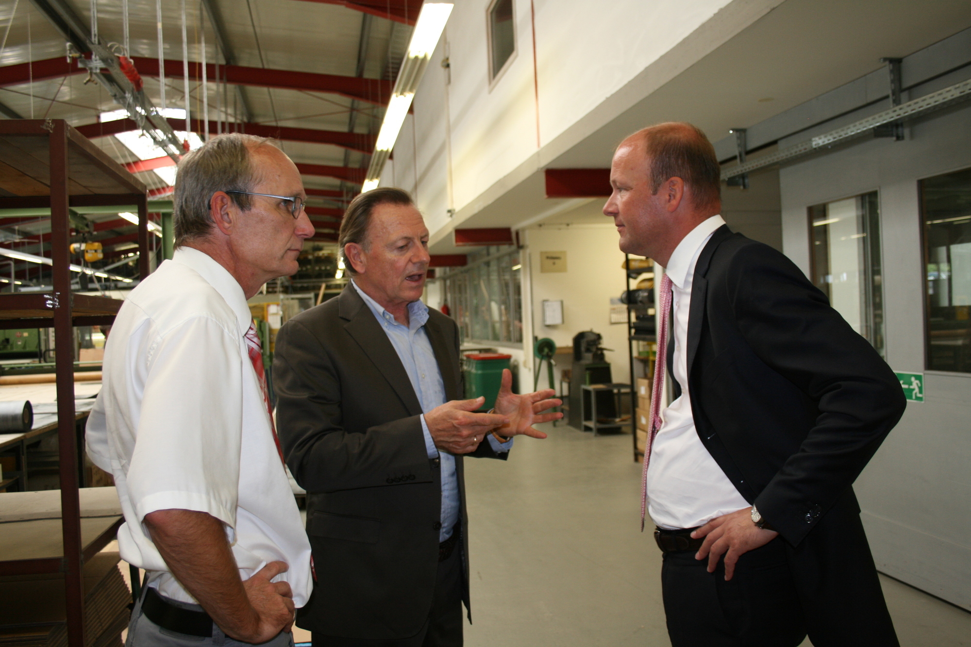 Manfred Koch von Schippl Dichtungen führte Landrat Martin Sailer und Bgm. Peter Bergmeier durch das Werk. Foto: B4B SCHWABEN