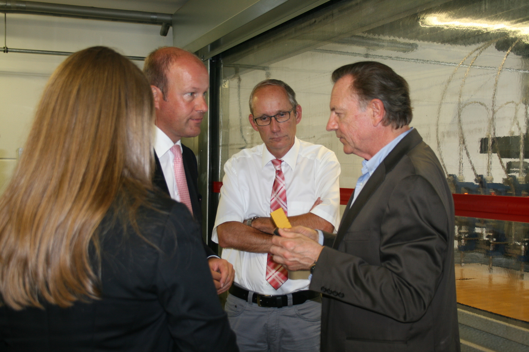 Manfred Koch von Schippl Dichtungen führte Landrat Martin Sailer und Bgm. Peter Bergmeier durch das Werk. Foto: B4B SCHWABEN