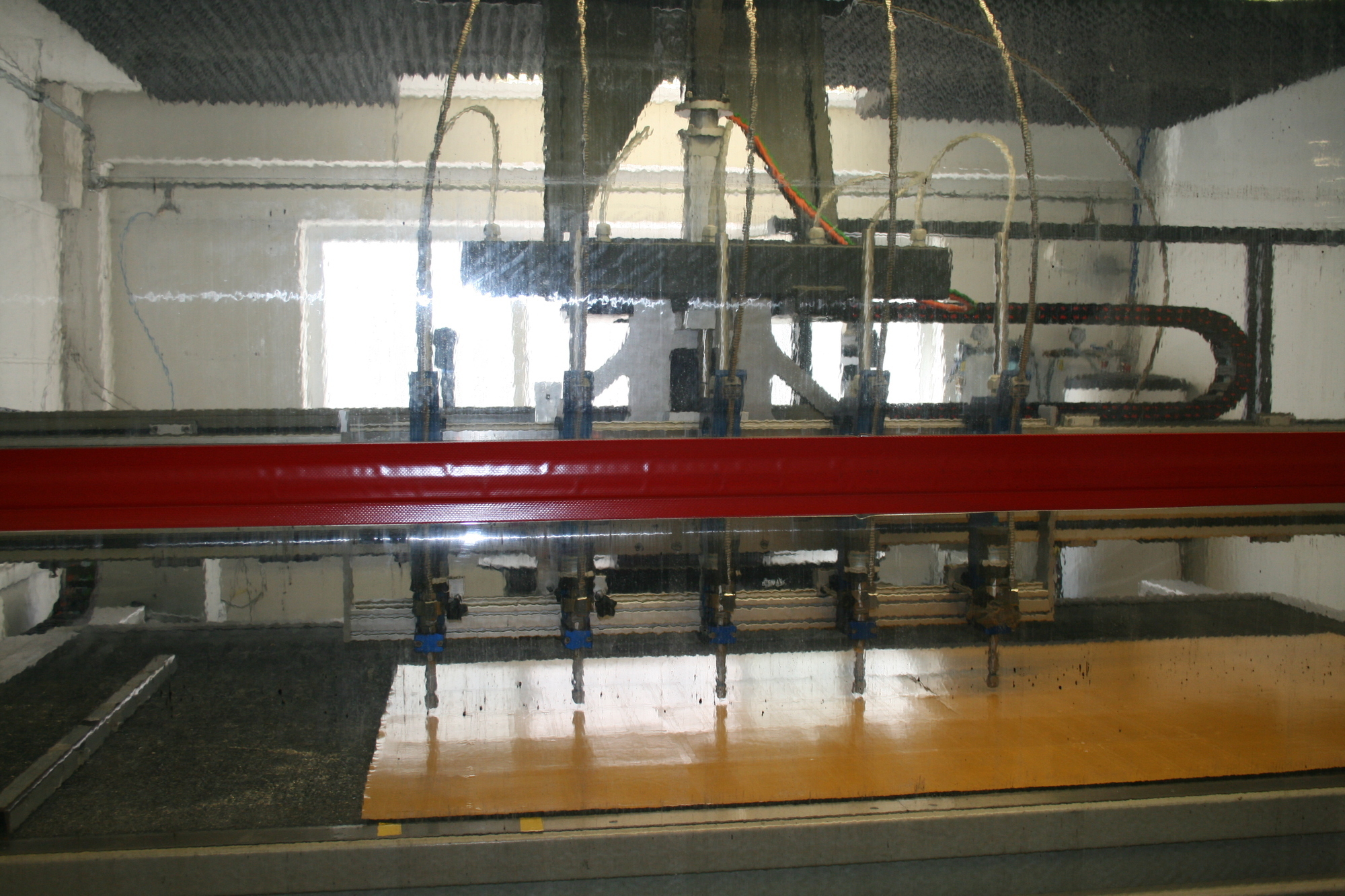 Manfred Koch von Schippl Dichtungen führte Landrat Martin Sailer und Bgm. Peter Bergmeier durch das Werk. Foto: B4B SCHWABEN