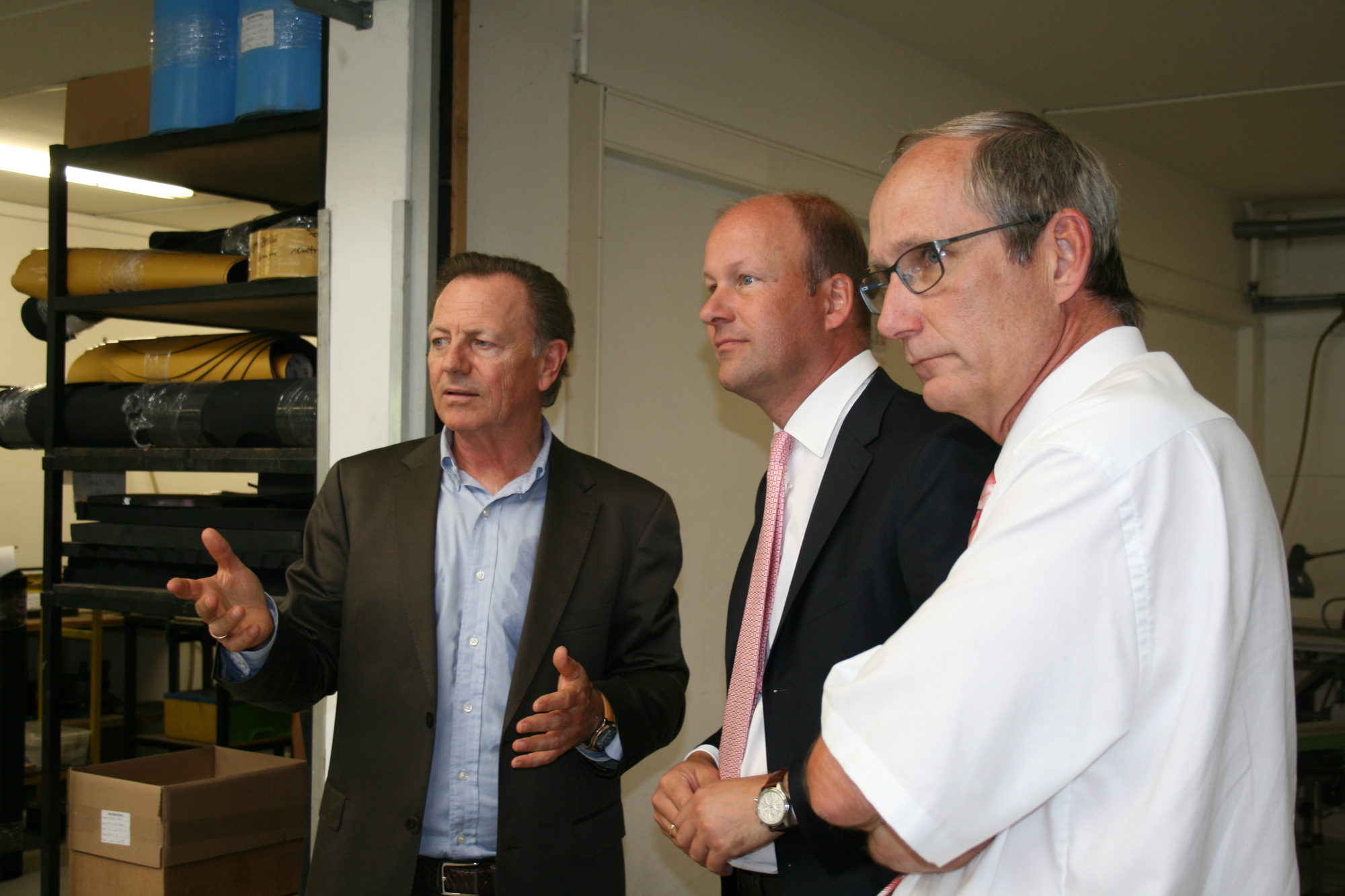Manfred Koch von Schippl Dichtungen führte Landrat Martin Sailer und Bgm. Peter Bergmeier durch das Werk. Foto: B4B SCHWABEN
