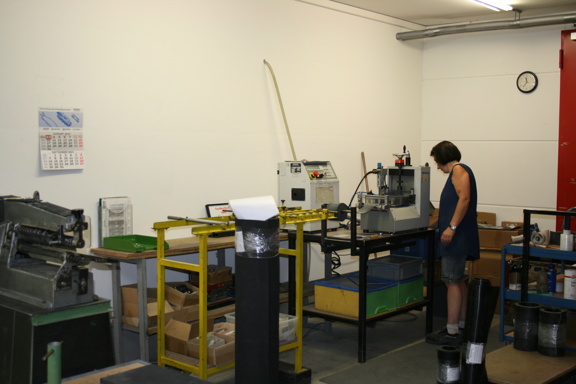 Manfred Koch von Schippl Dichtungen führte Landrat Martin Sailer und Bgm. Peter Bergmeier durch das Werk. Foto: B4B SCHWABEN