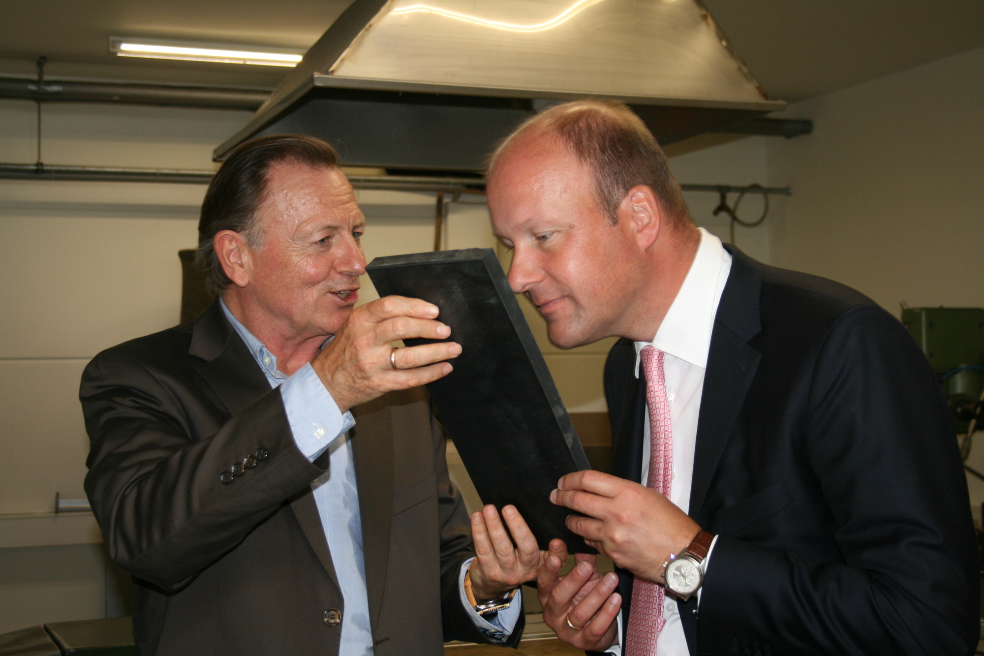 Manfred Koch von Schippl Dichtungen führte Landrat Martin Sailer und Bgm. Peter Bergmeier durch das Werk. Foto: B4B SCHWABEN