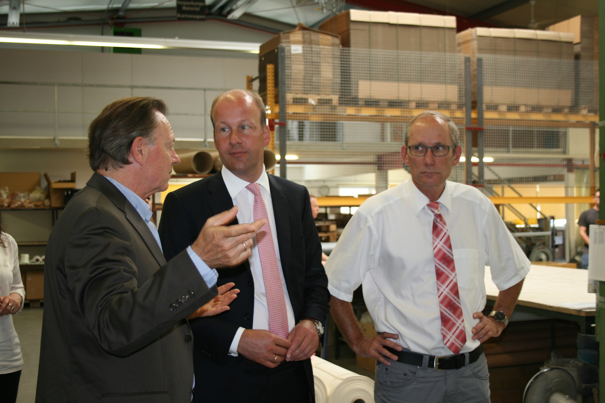 Manfred Koch von Schippl Dichtungen führte Landrat Martin Sailer und Bgm. Peter Bergmeier durch das Werk. Foto: B4B SCHWABEN