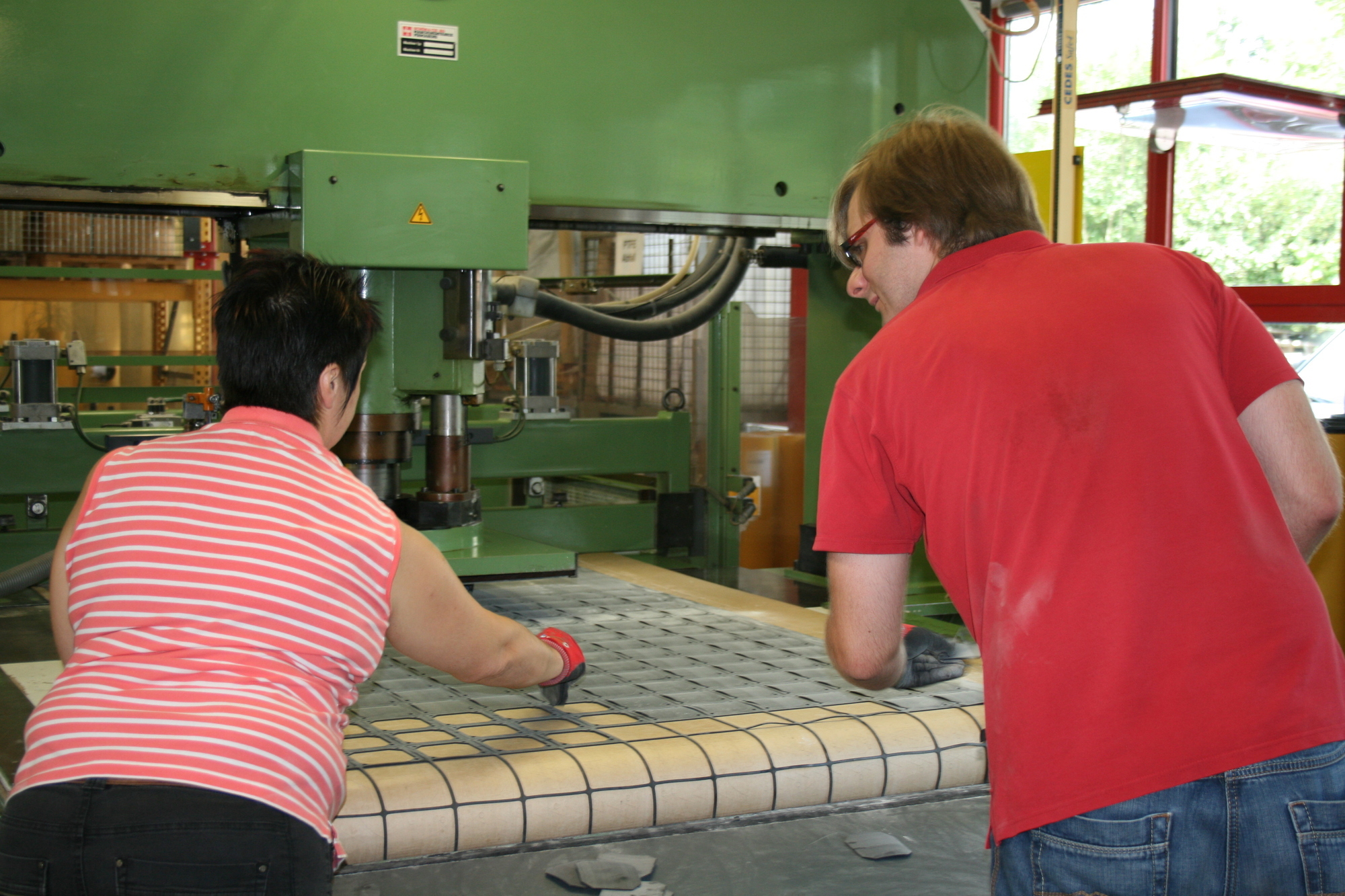 Manfred Koch von Schippl Dichtungen führte Landrat Martin Sailer und Bgm. Peter Bergmeier durch das Werk. Foto: B4B SCHWABEN