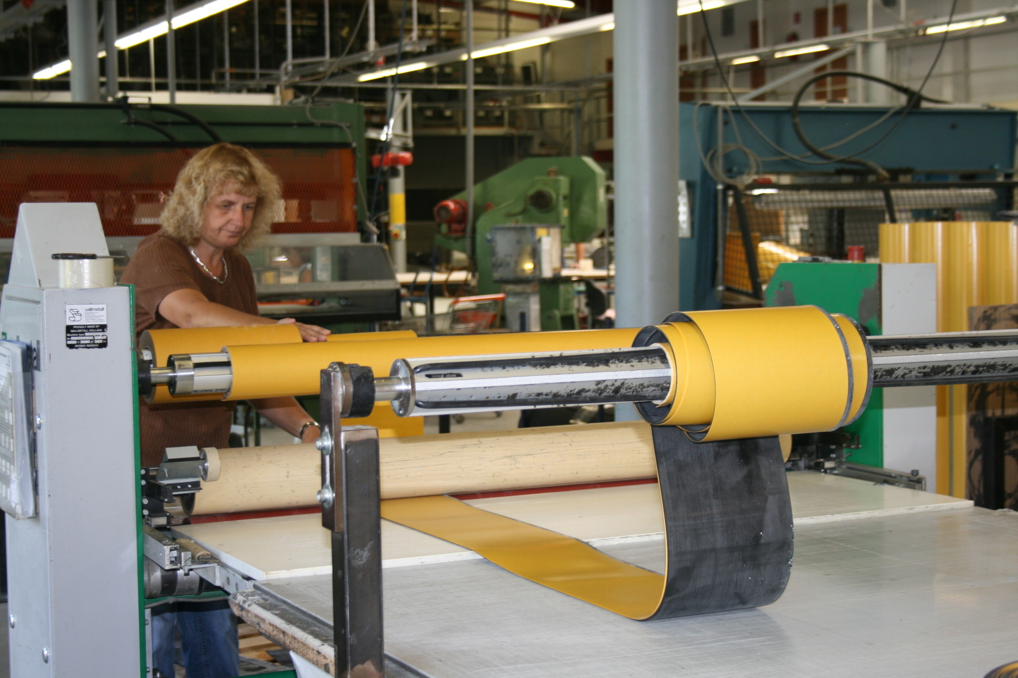 Manfred Koch von Schippl Dichtungen führte Landrat Martin Sailer und Bgm. Peter Bergmeier durch das Werk. Foto: B4B SCHWABEN
