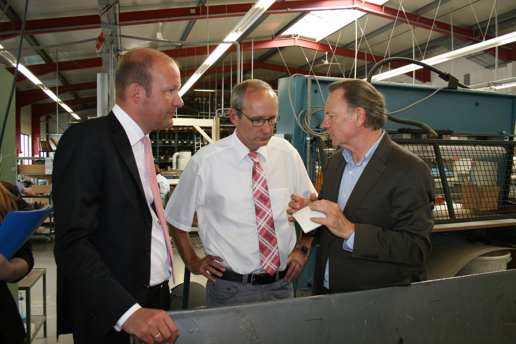 Manfred Koch von Schippl Dichtungen führte Landrat Martin Sailer und Bgm. Peter Bergmeier durch das Werk. Foto: B4B SCHWABEN