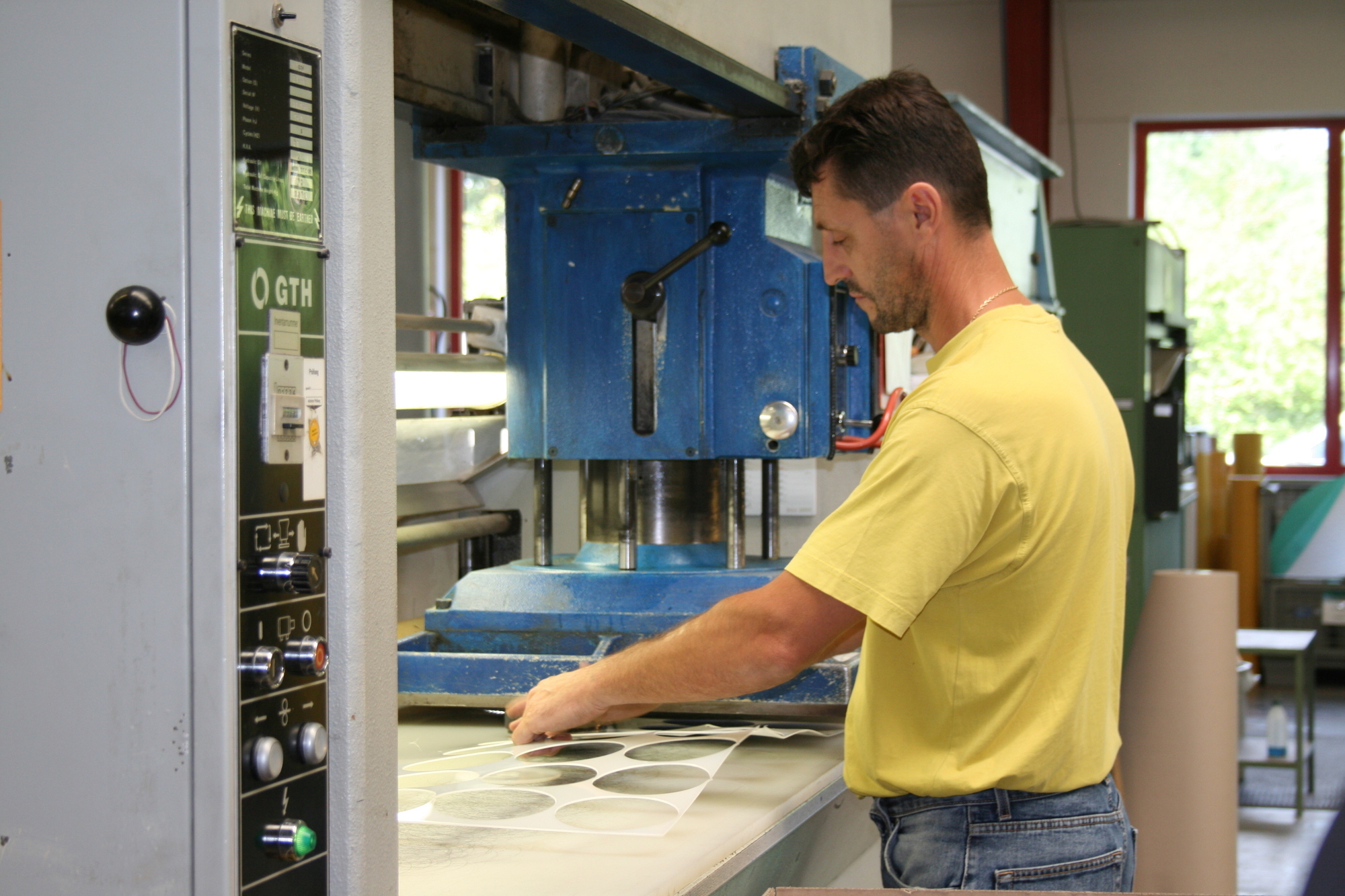 Manfred Koch von Schippl Dichtungen führte Landrat Martin Sailer und Bgm. Peter Bergmeier durch das Werk. Foto: B4B SCHWABEN