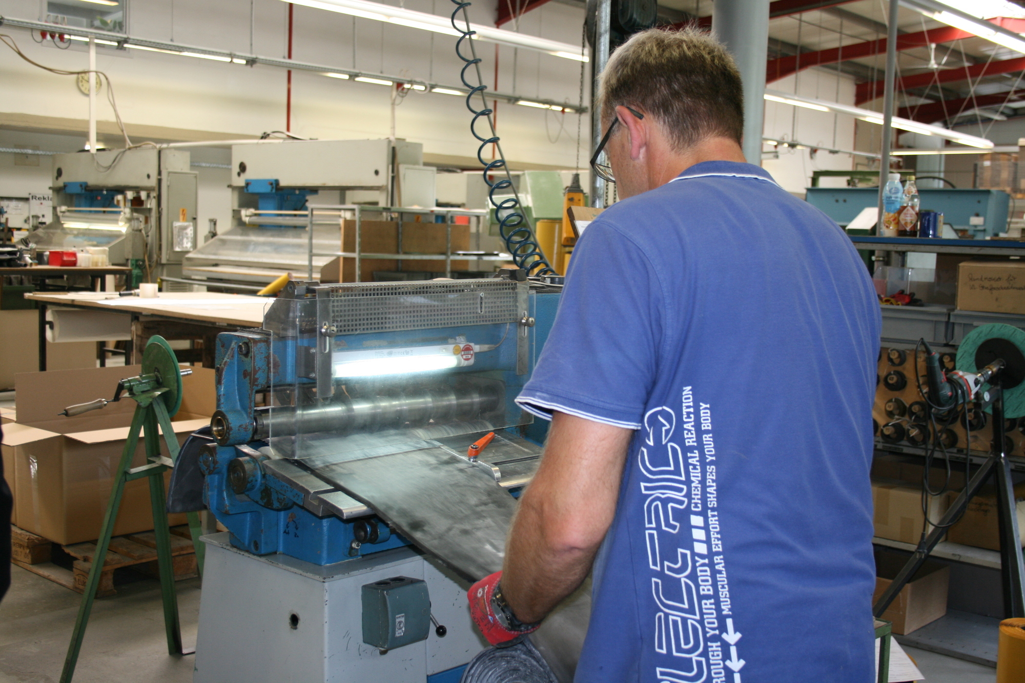 Manfred Koch von Schippl Dichtungen führte Landrat Martin Sailer und Bgm. Peter Bergmeier durch das Werk. Foto: B4B SCHWABEN