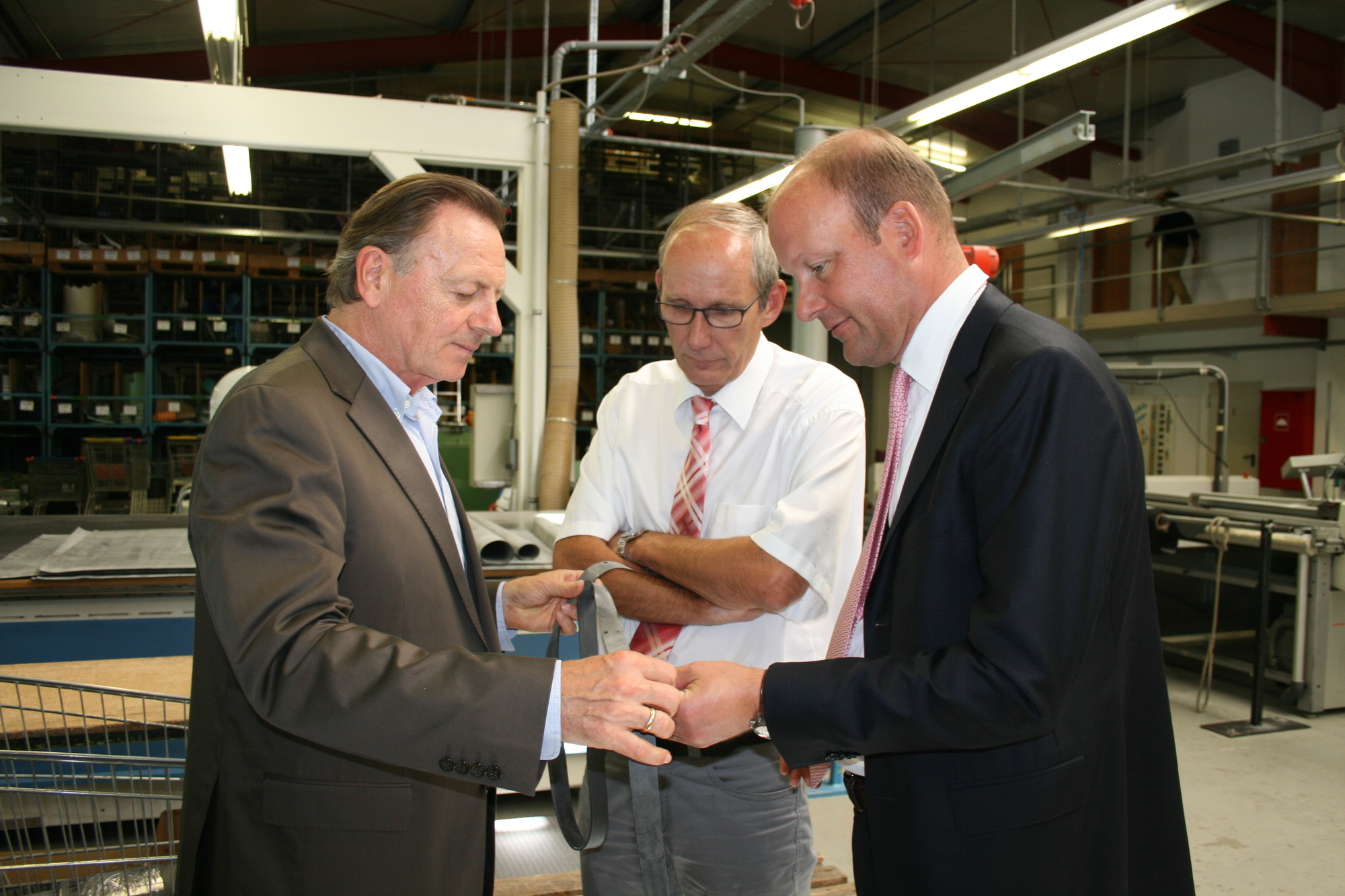 Manfred Koch von Schippl Dichtungen führte Landrat Martin Sailer und Bgm. Peter Bergmeier durch das Werk. Foto: B4B SCHWABEN