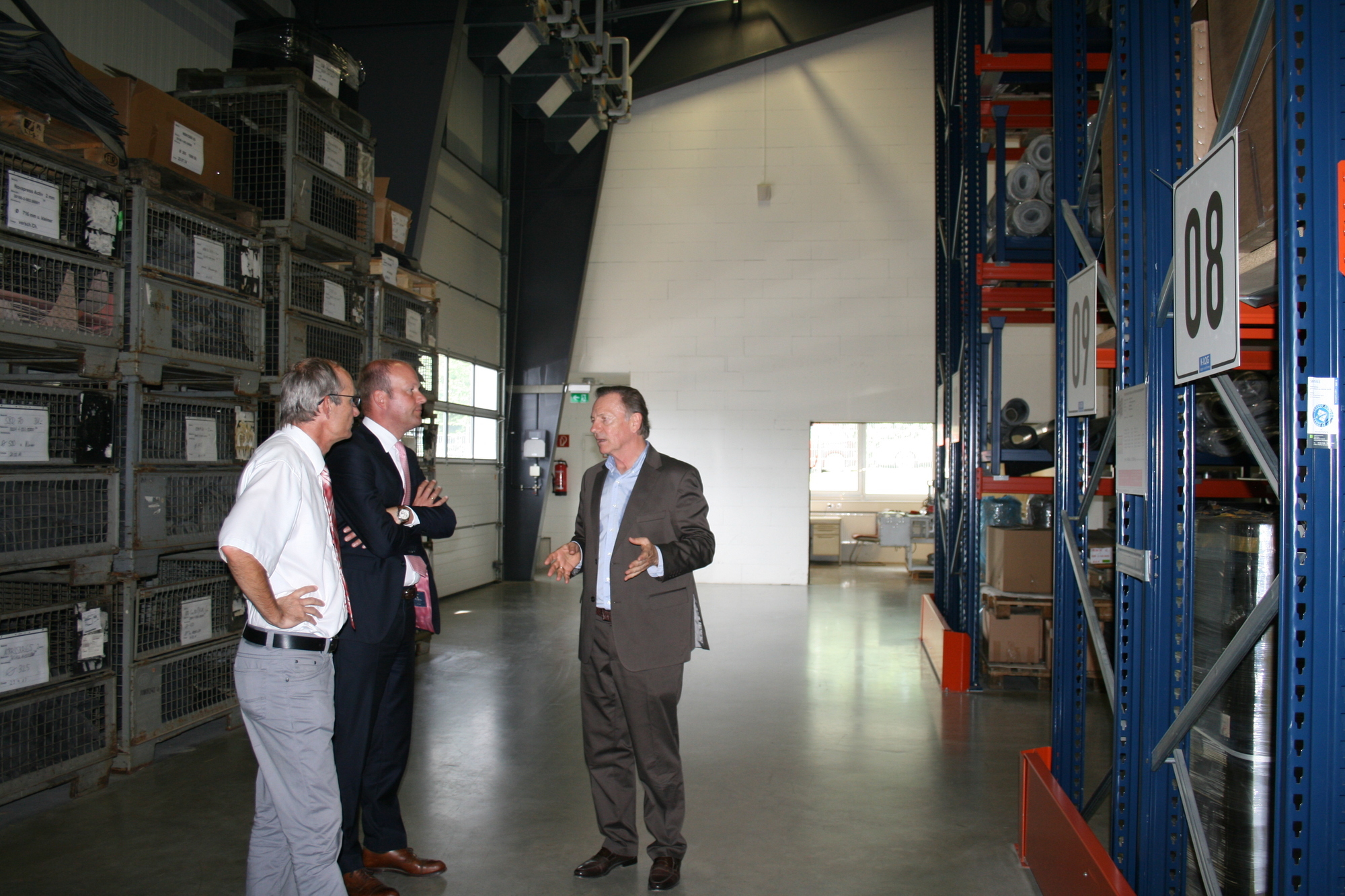 Manfred Koch von Schippl Dichtungen führte Landrat Martin Sailer und Bgm. Peter Bergmeier durch das Werk. Foto: B4B SCHWABEN