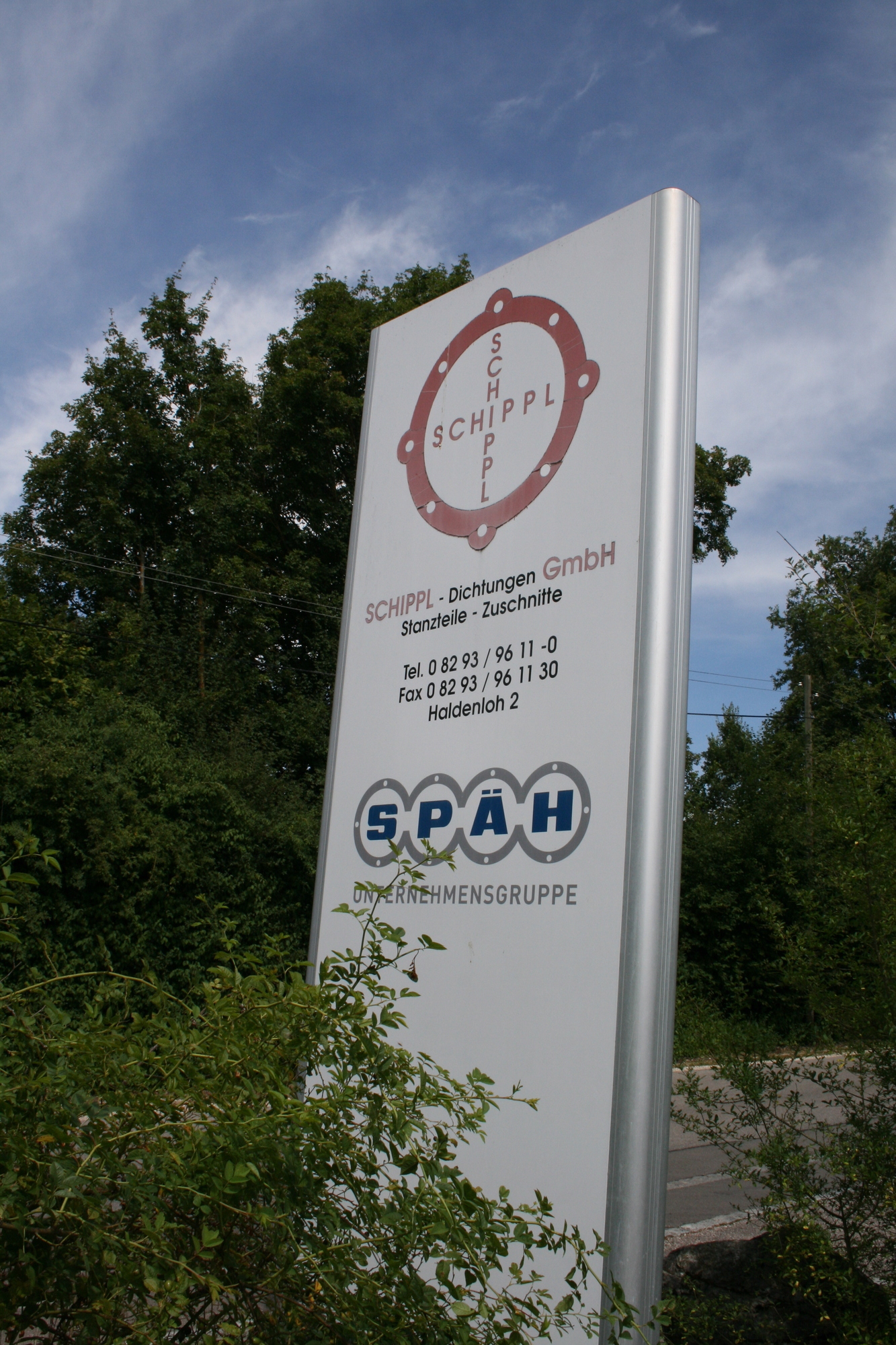 Manfred Koch von Schippl Dichtungen führte Landrat Martin Sailer und Bgm. Peter Bergmeier durch das Werk. Foto: B4B SCHWABEN