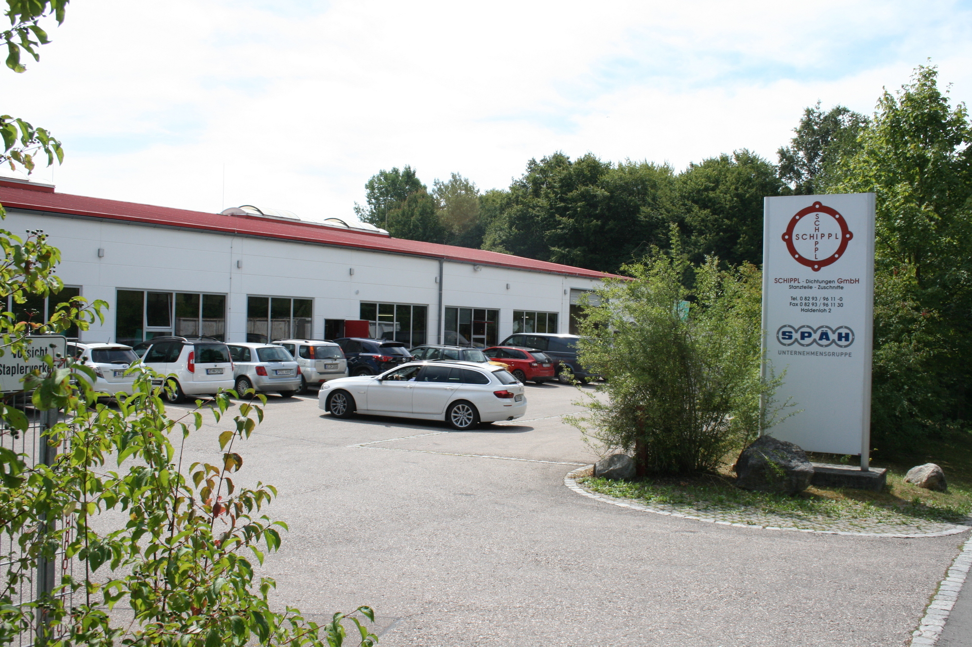 Manfred Koch von Schippl Dichtungen führte Landrat Martin Sailer und Bgm. Peter Bergmeier durch das Werk. Foto: B4B SCHWABEN