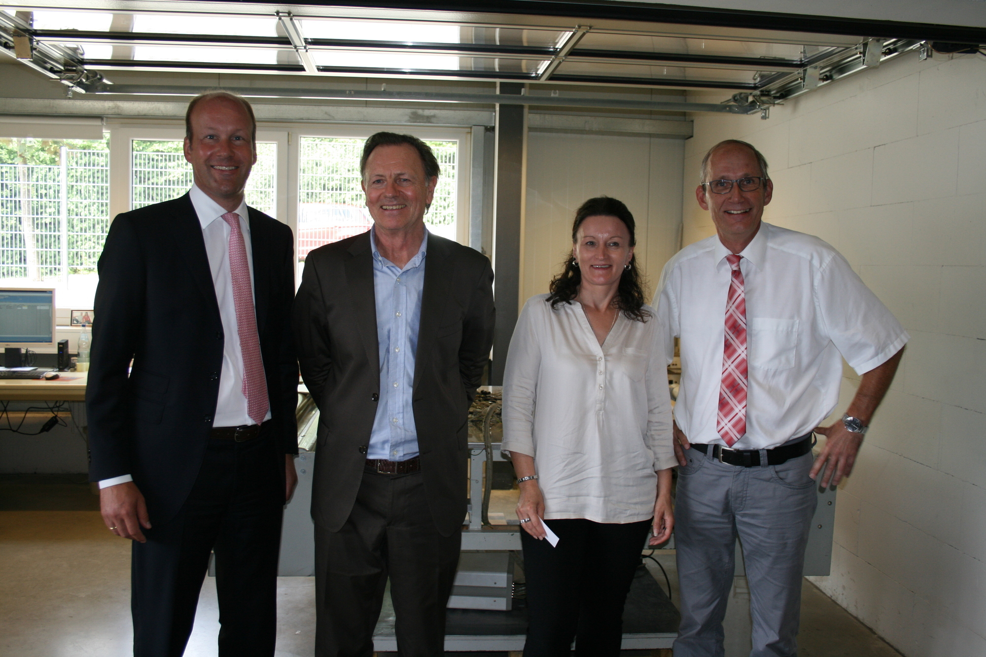 Landrat Martin Sailer, Manfred Koch und Brigitte Feil, beide Schippl Dichtungen, Weldens Bgm. Peter Bergmeir. Foto: B4B SCHWABEN