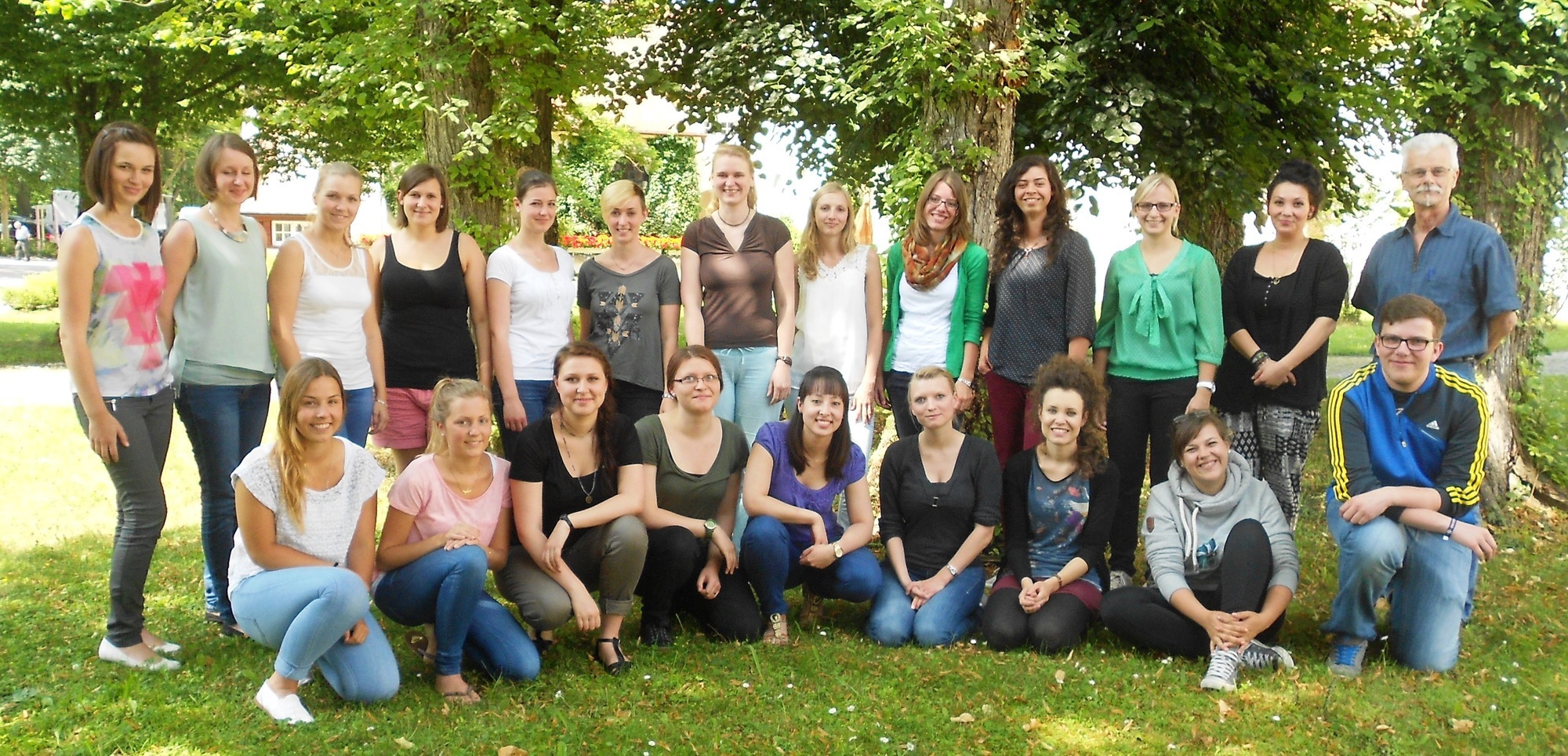Die Absolventen des Jahrgangs 2012 mit Ausbildungsleiter Rainer Vollmer (rechts). Bild: Berufsfachschule für Ergotherapie