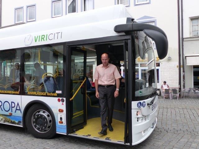 Thomas Kiechle, OB Kempten, nach einer Testfahrt im E-Bus. Foto: MONA GmbH
