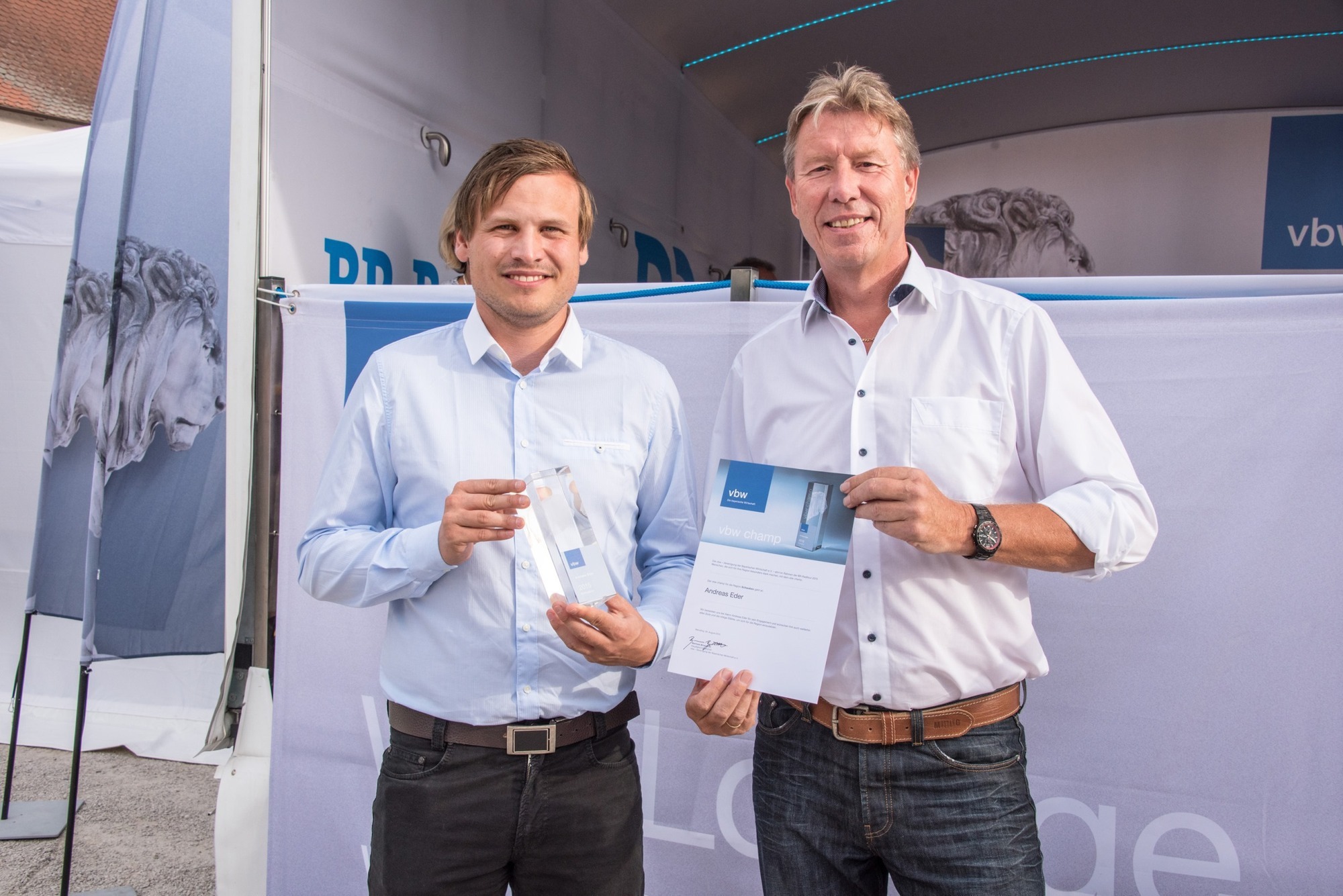 Sebastian Eder, Sohn des Preisträgers Andreas Eder und Heinz Mergel, vbw Bezirksgruppe Schwaben. Foto: vbw