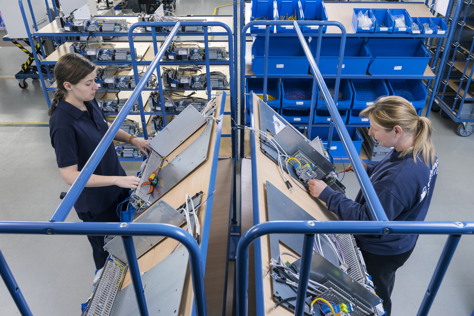 Speichersysteme in der Produktion. Foto: Sonnenbatterie GmbH