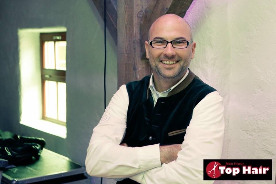 Rainer Held, Inhaber der Augsburger Top Hair-Friseurbetriebe, im B4B SCHWABEN 101 Köpfe-Interview. Foto: Top Hair