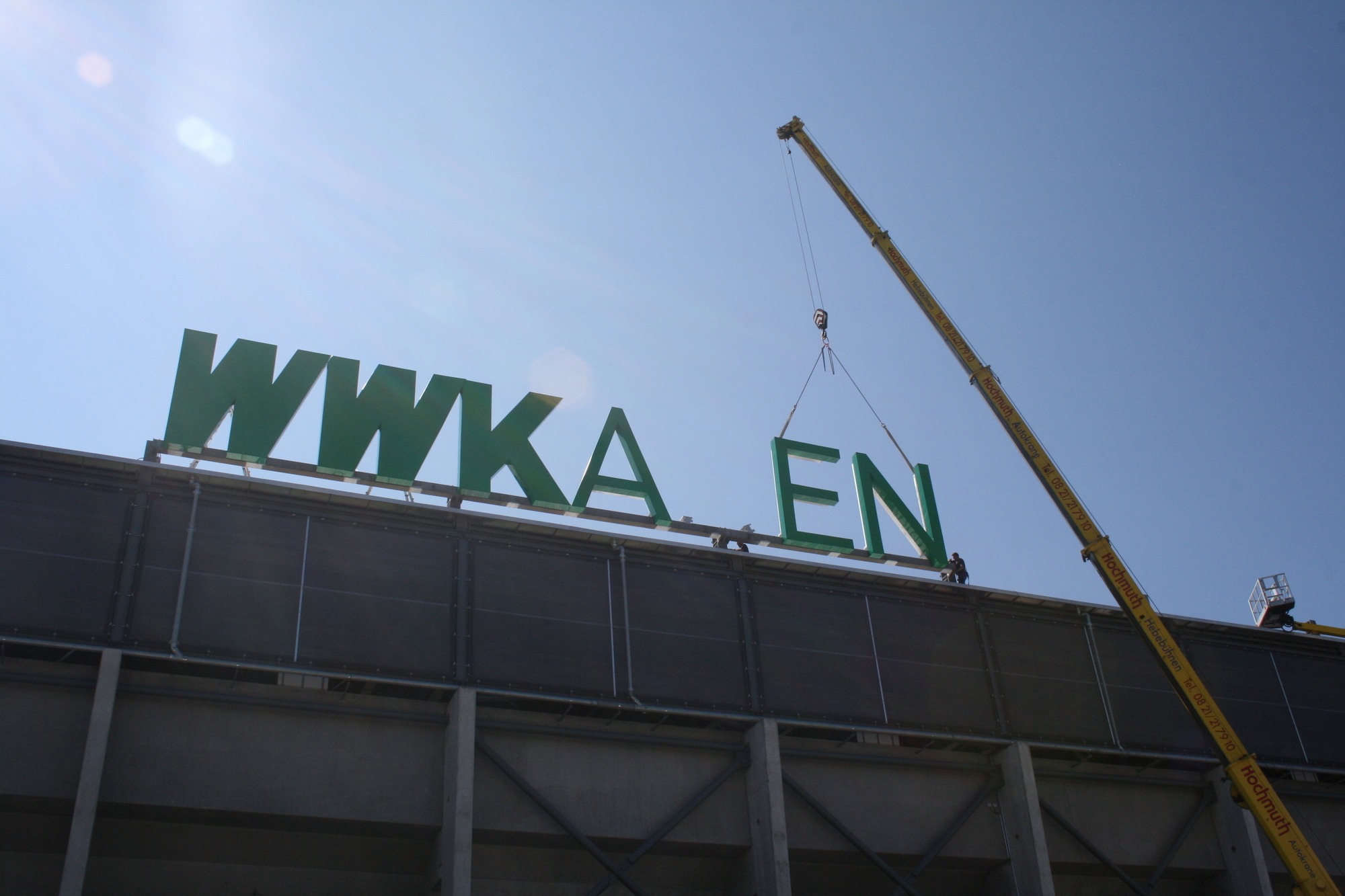 Am 26. August wurde der Name des neuen Hauptsponsors an der WWK-Arena befestigt. Foto: B4B SCHWABEN