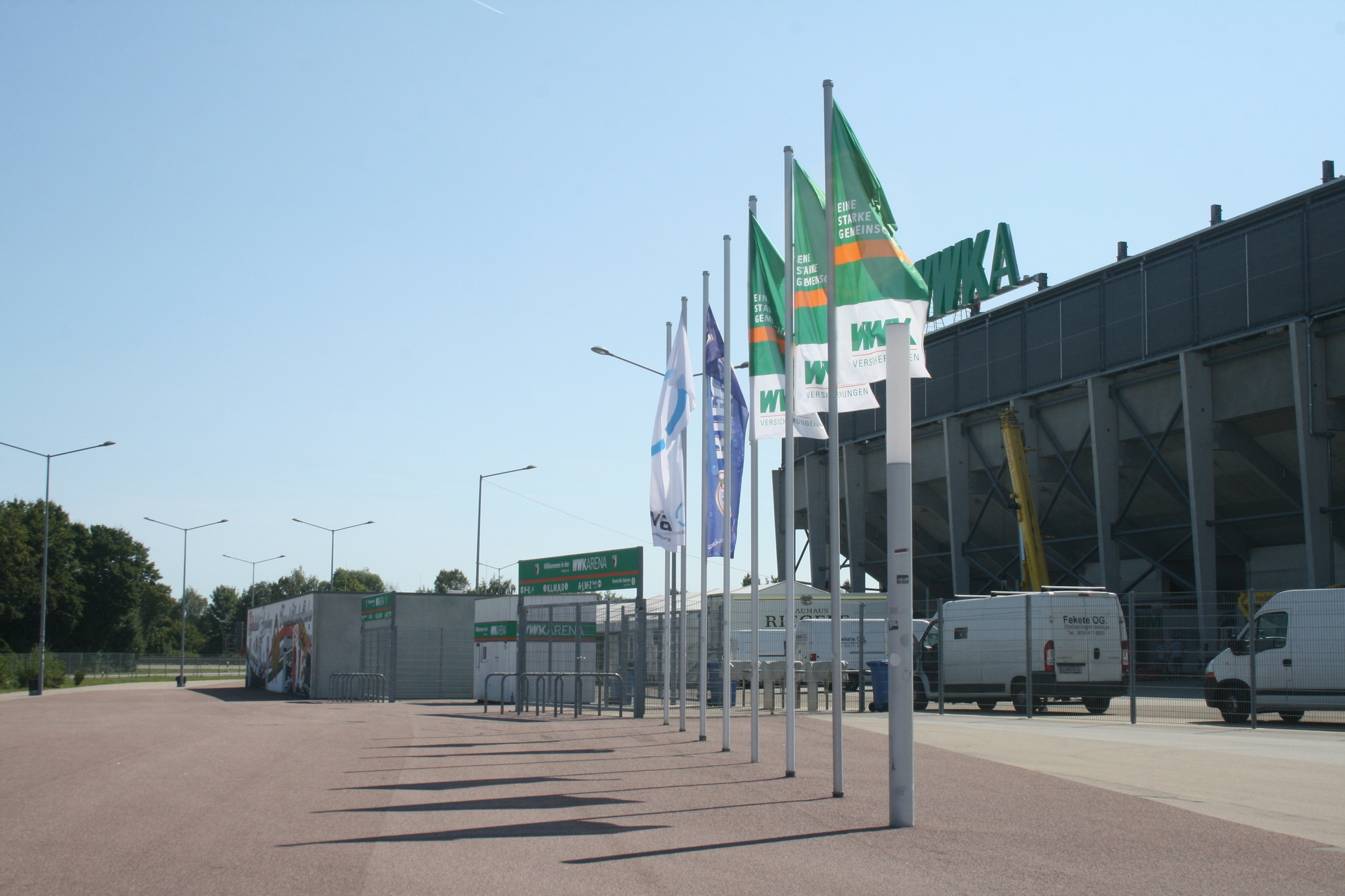 Am 26. August wurde der Name des neuen Hauptsponsors an der WWK-Arena befestigt. Foto: B4B SCHWABEN