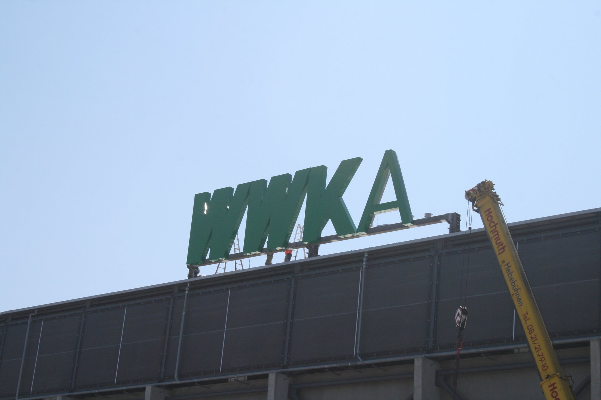 Am 26. August wurde der Name des neuen Hauptsponsors an der WWK-Arena befestigt. Foto: B4B SCHWABEN