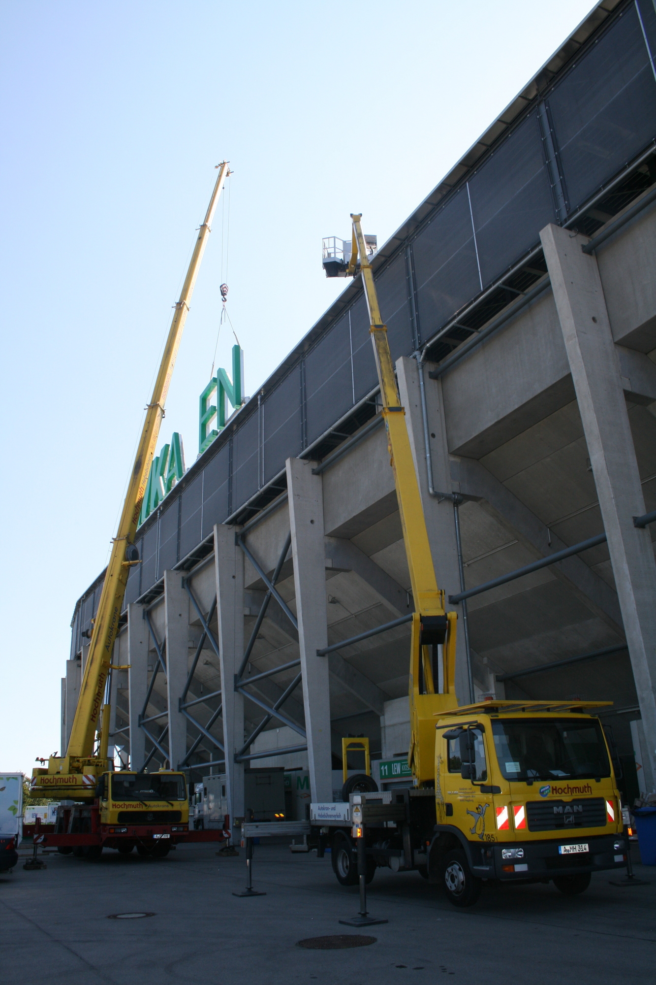 Am 26. August wurde der Name des neuen Hauptsponsors an der WWK-Arena befestigt. Foto: B4B SCHWABEN