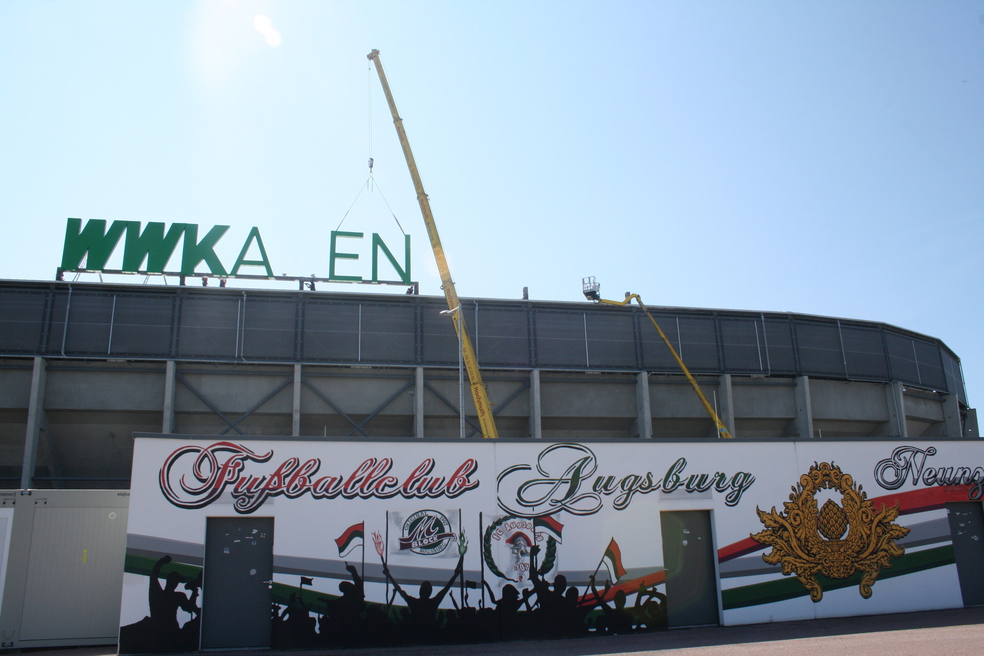 Am 26. August wurde der Name des neuen Hauptsponsors an der WWK-Arena befestigt. Foto: B4B SCHWABEN