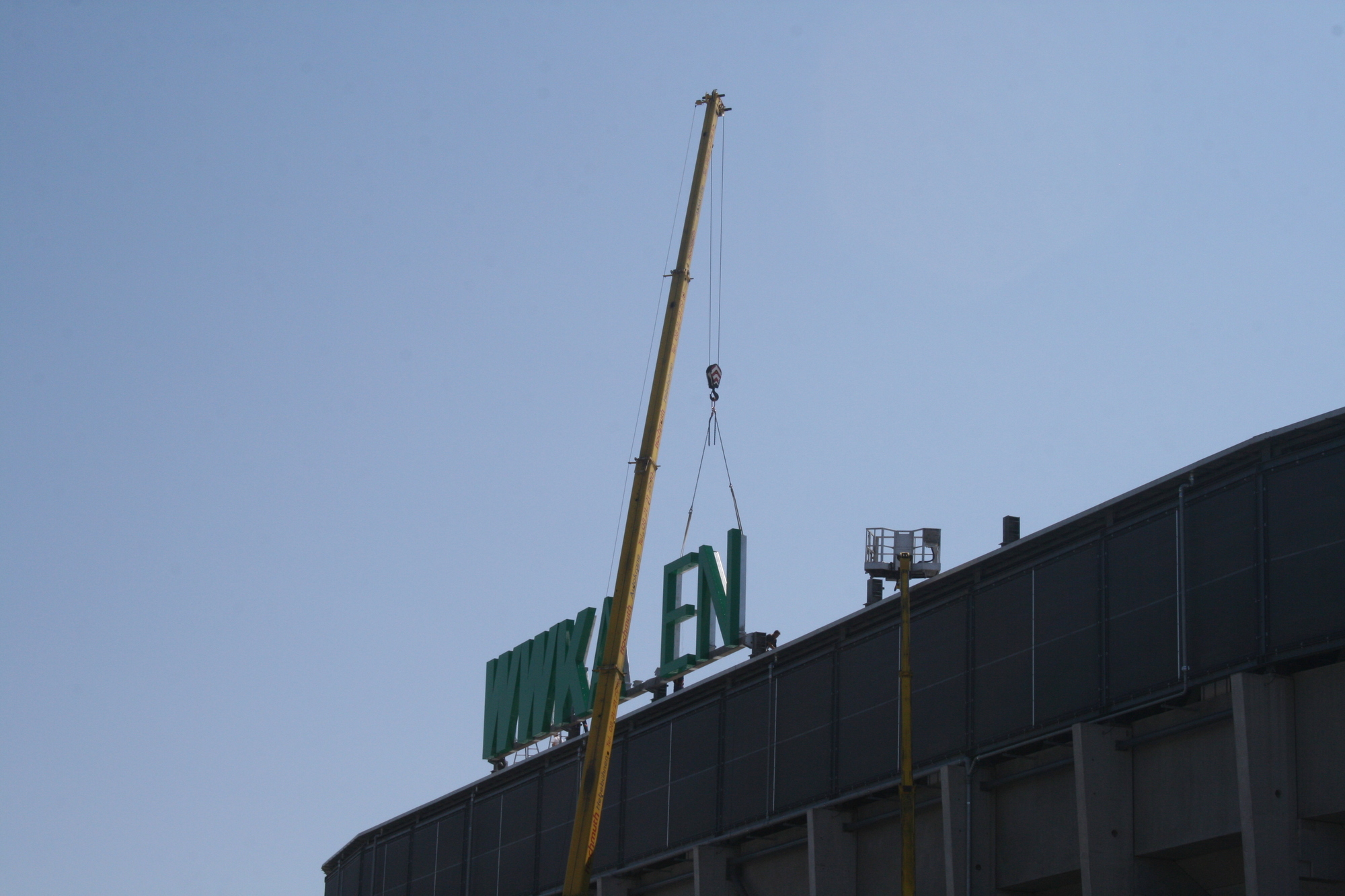 Am 26. August wurde der Name des neuen Hauptsponsors an der WWK-Arena befestigt. Foto: B4B SCHWABEN