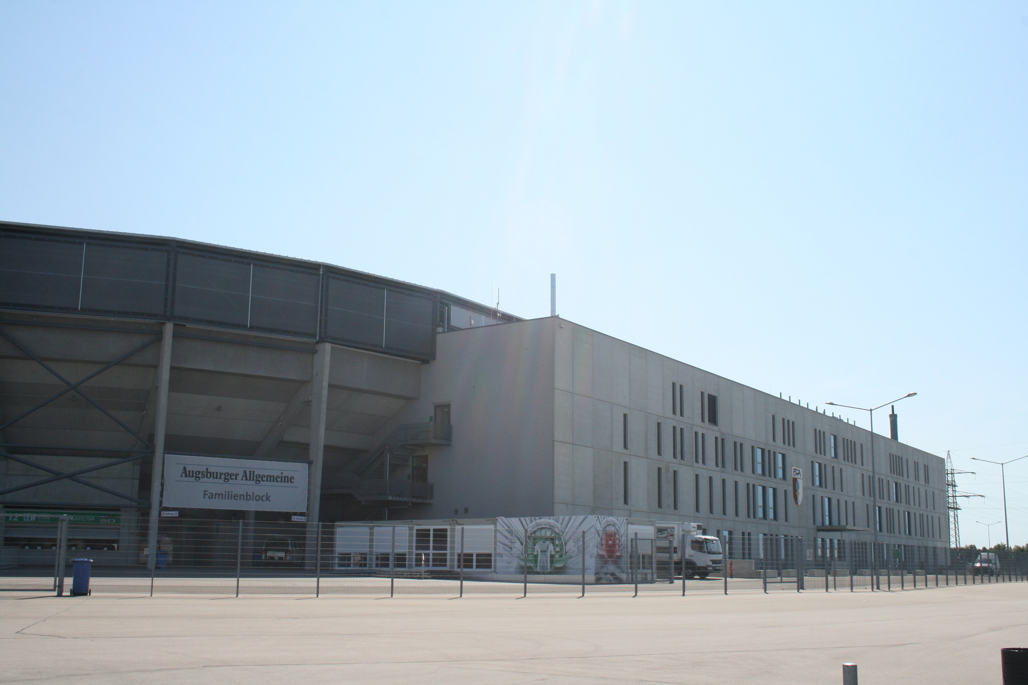 Am 26. August wurde der Name des neuen Hauptsponsors an der WWK-Arena befestigt. Foto: B4B SCHWABEN