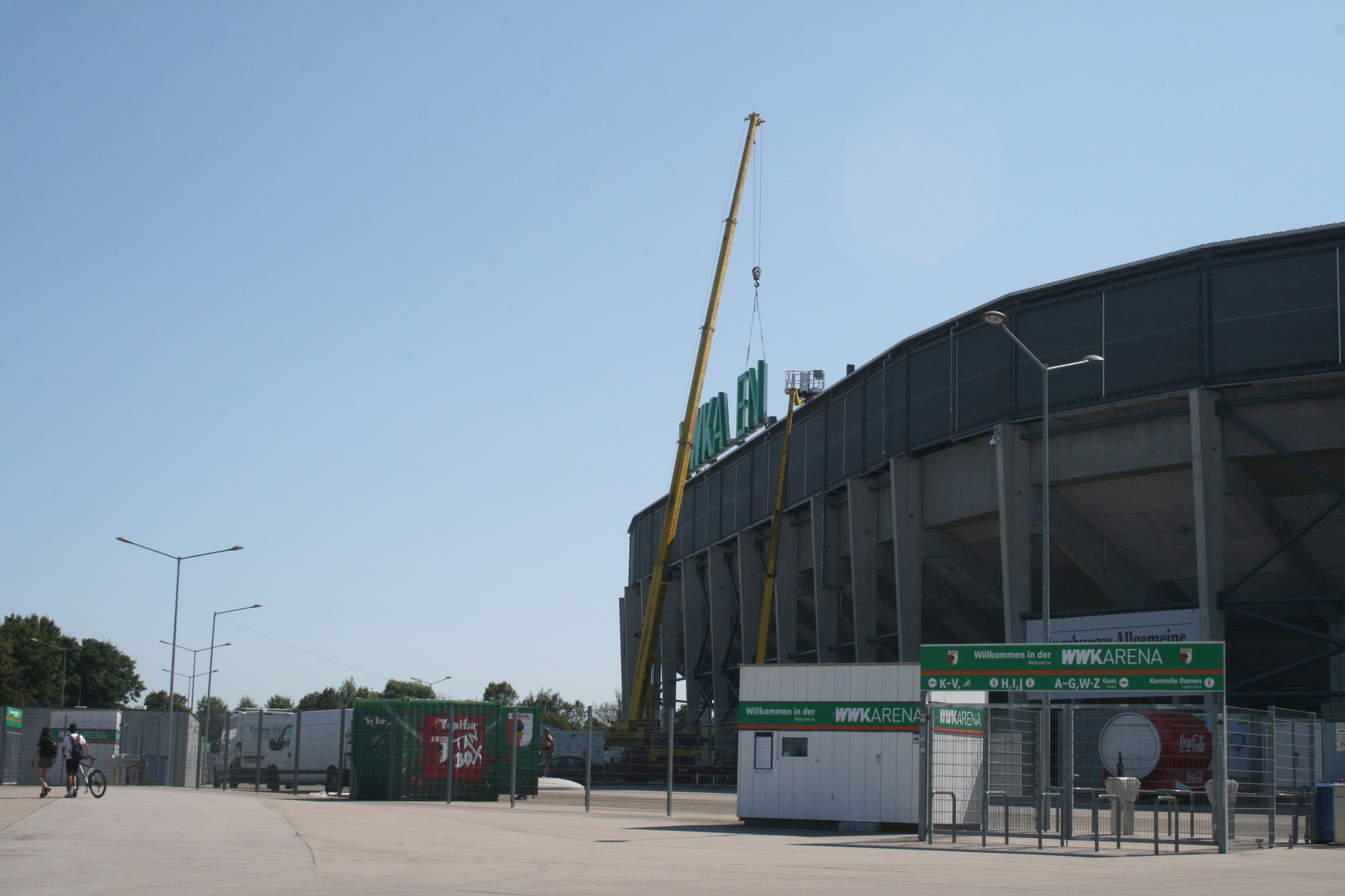 Am 26. August wurde der Name des neuen Hauptsponsors an der WWK-Arena befestigt. Foto: B4B SCHWABEN