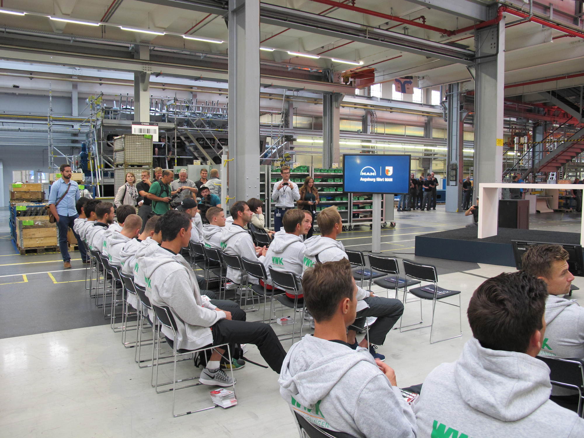 MAN stellt Mannschaftsbus für den FCA. Foto: B4B SCHWABEN