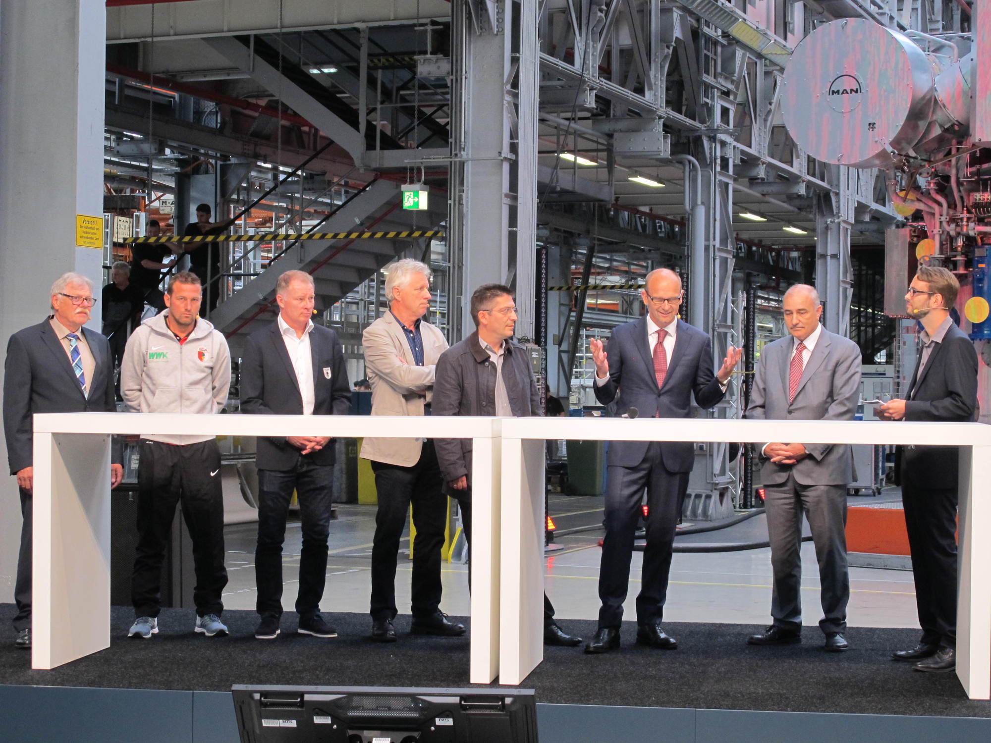 MAN stellt Mannschaftsbus für den FCA. Foto: B4B SCHWABEN