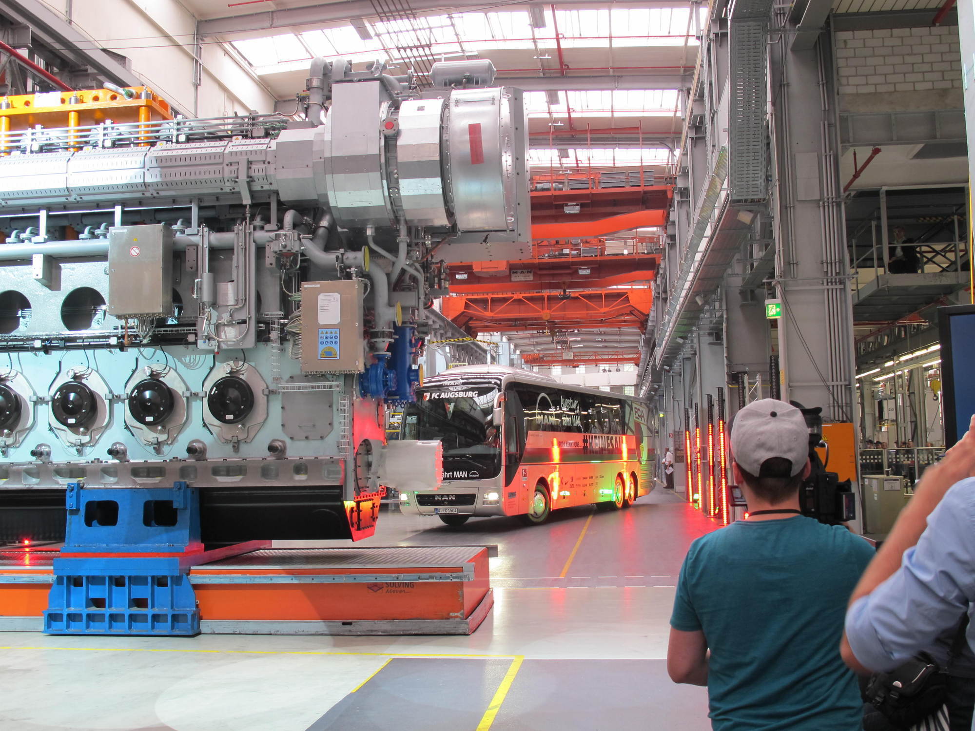 MAN stellt Mannschaftsbus für den FCA. Foto: B4B SCHWABEN