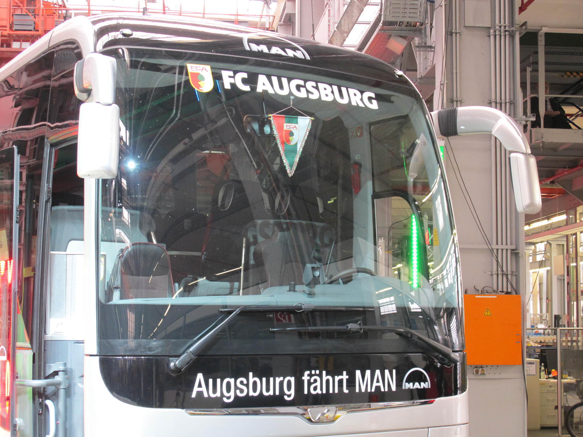 MAN stellt Mannschaftsbus für den FCA. Foto: B4B SCHWABEN