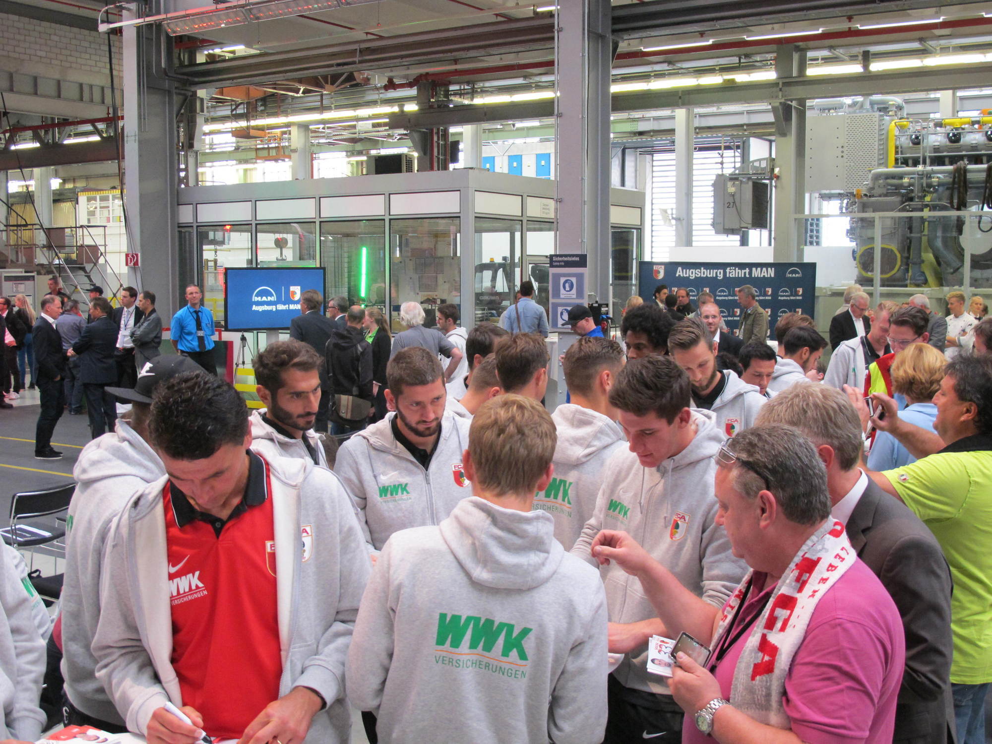 MAN stellt Mannschaftsbus für den FCA. Foto: B4B SCHWABEN