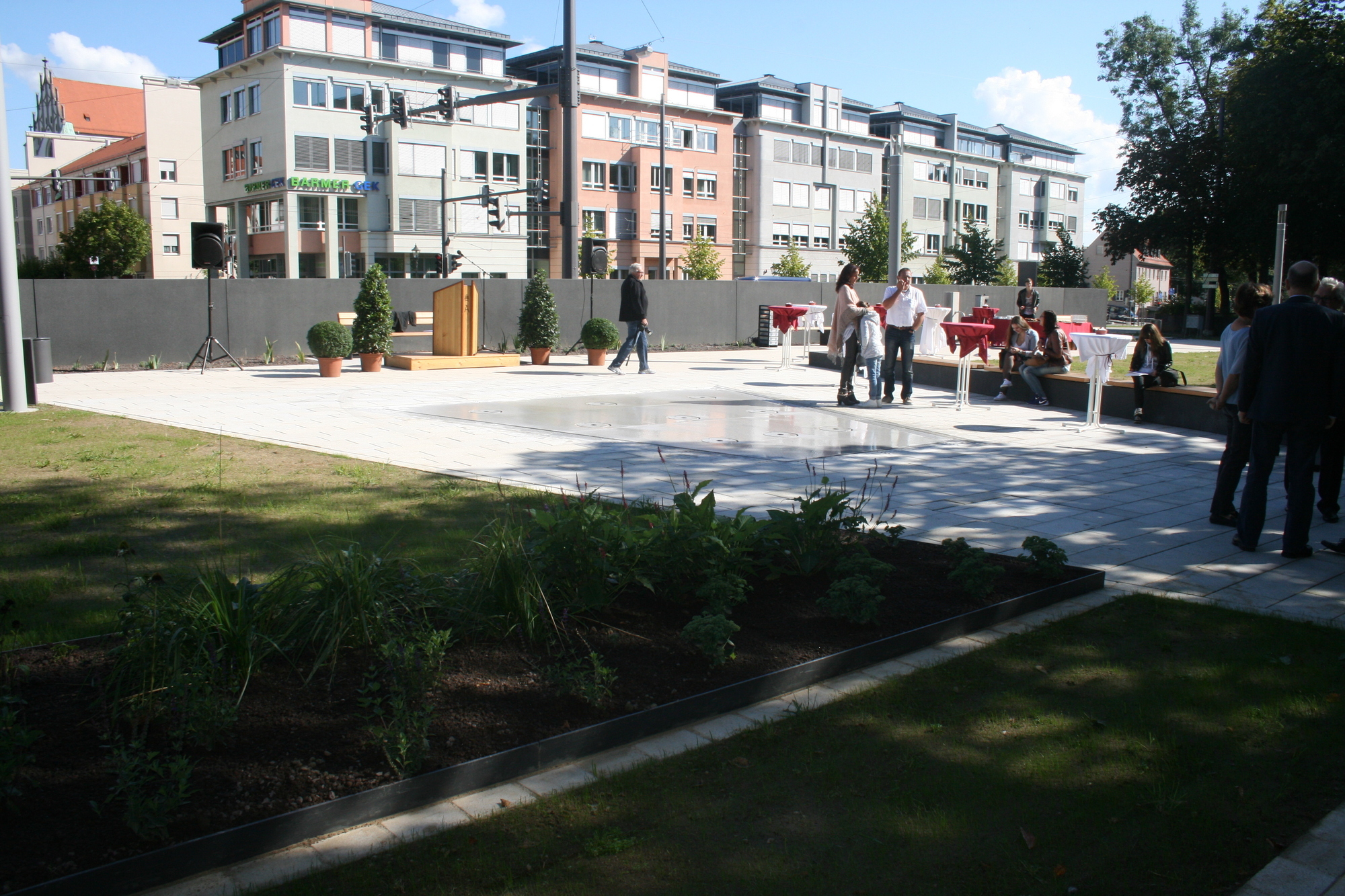 Der neue Quartiersplatz am Theodor-Heuss-Platz lädt Jung und Alt ein. Foto: B4B SCHWABEN