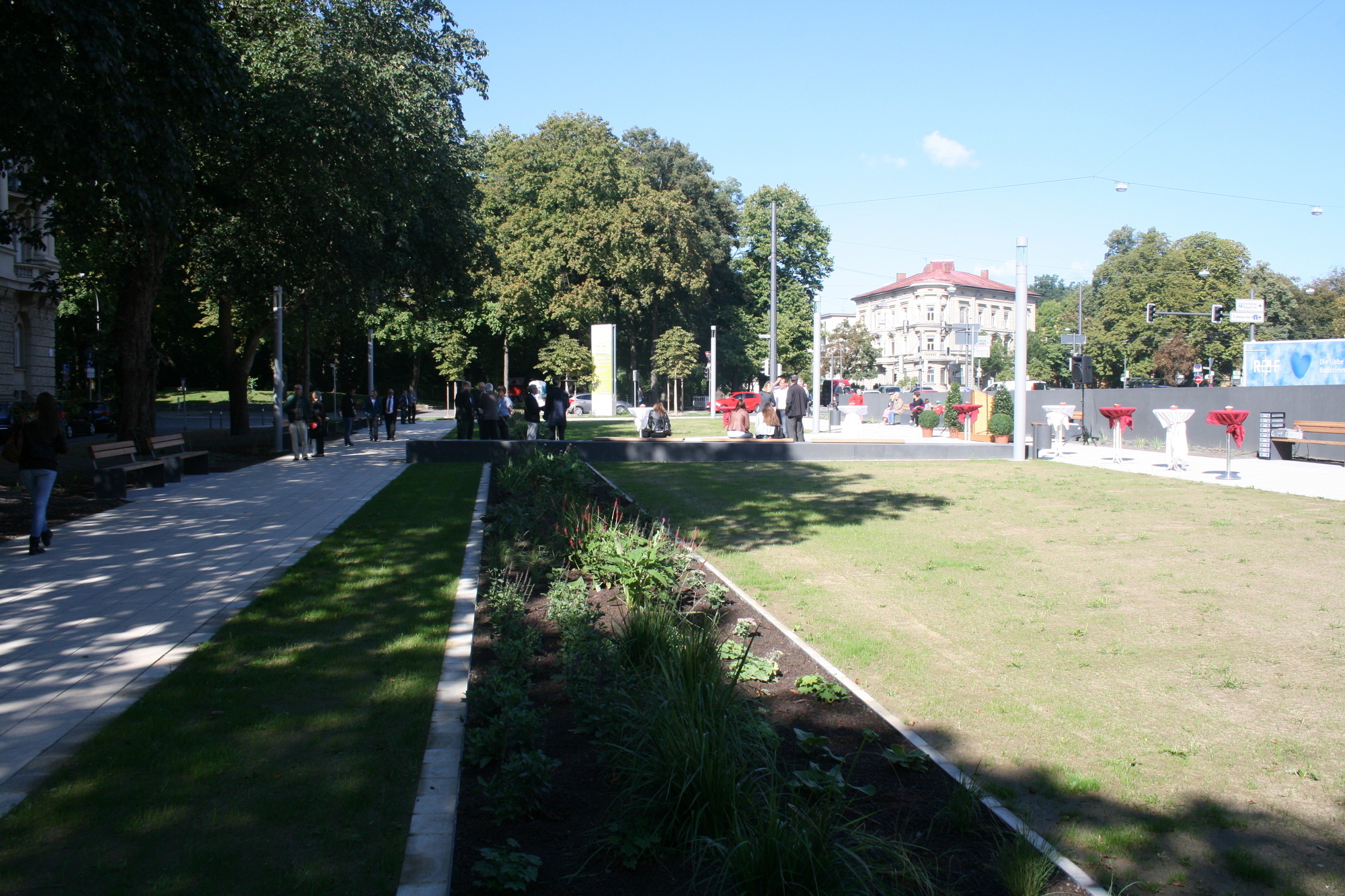 Der neue Quartiersplatz am Theodor-Heuss-Platz lädt Jung und Alt ein. Foto: B4B SCHWABEN