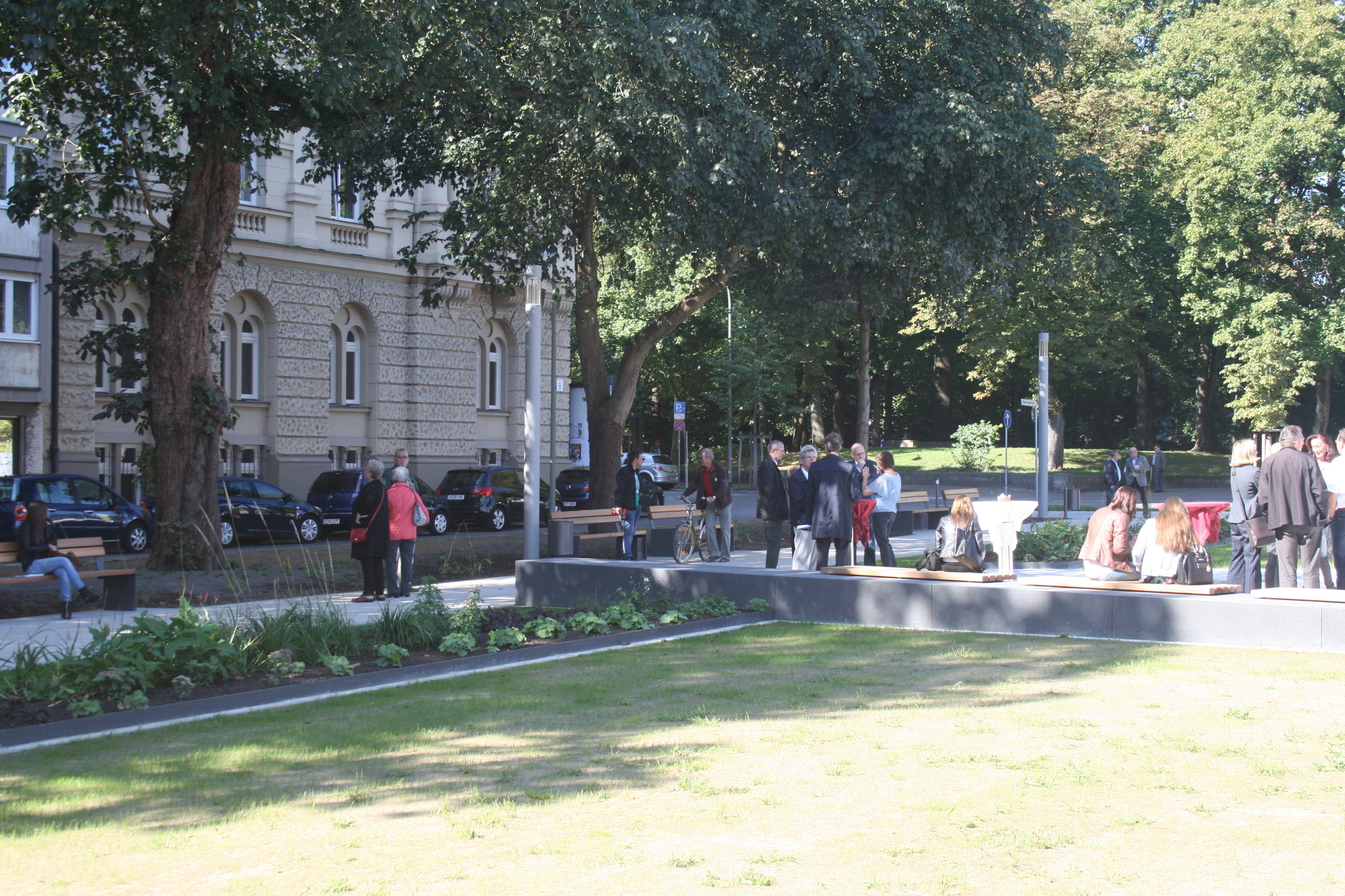 Der neue Quartiersplatz am Theodor-Heuss-Platz lädt Jung und Alt ein. Foto: B4B SCHWABEN