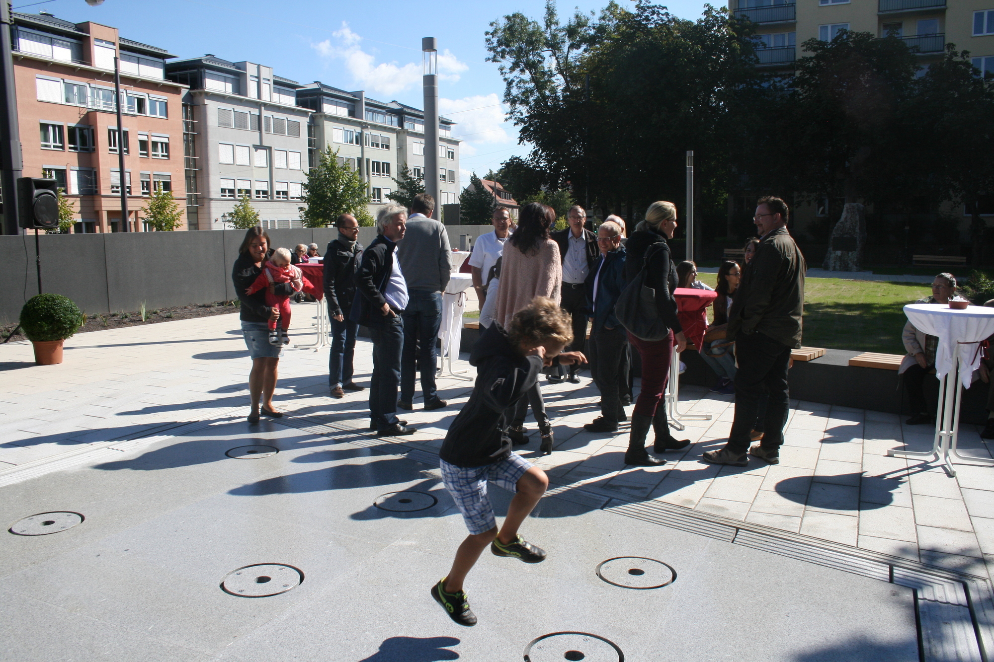 Der neue Quartiersplatz am Theodor-Heuss-Platz lädt Jung und Alt ein. Foto: B4B SCHWABEN